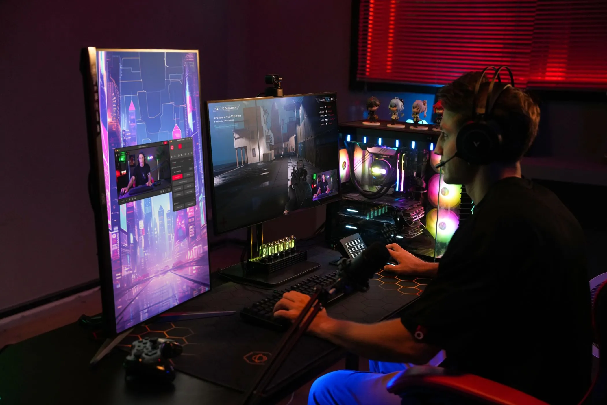 Game thủ đang trải nghiệm chơi game trên màn hình máy tính với thiết bị OSBOT Tiny 2 Lite, thể hiện sự phát triển của gaming trên Linux