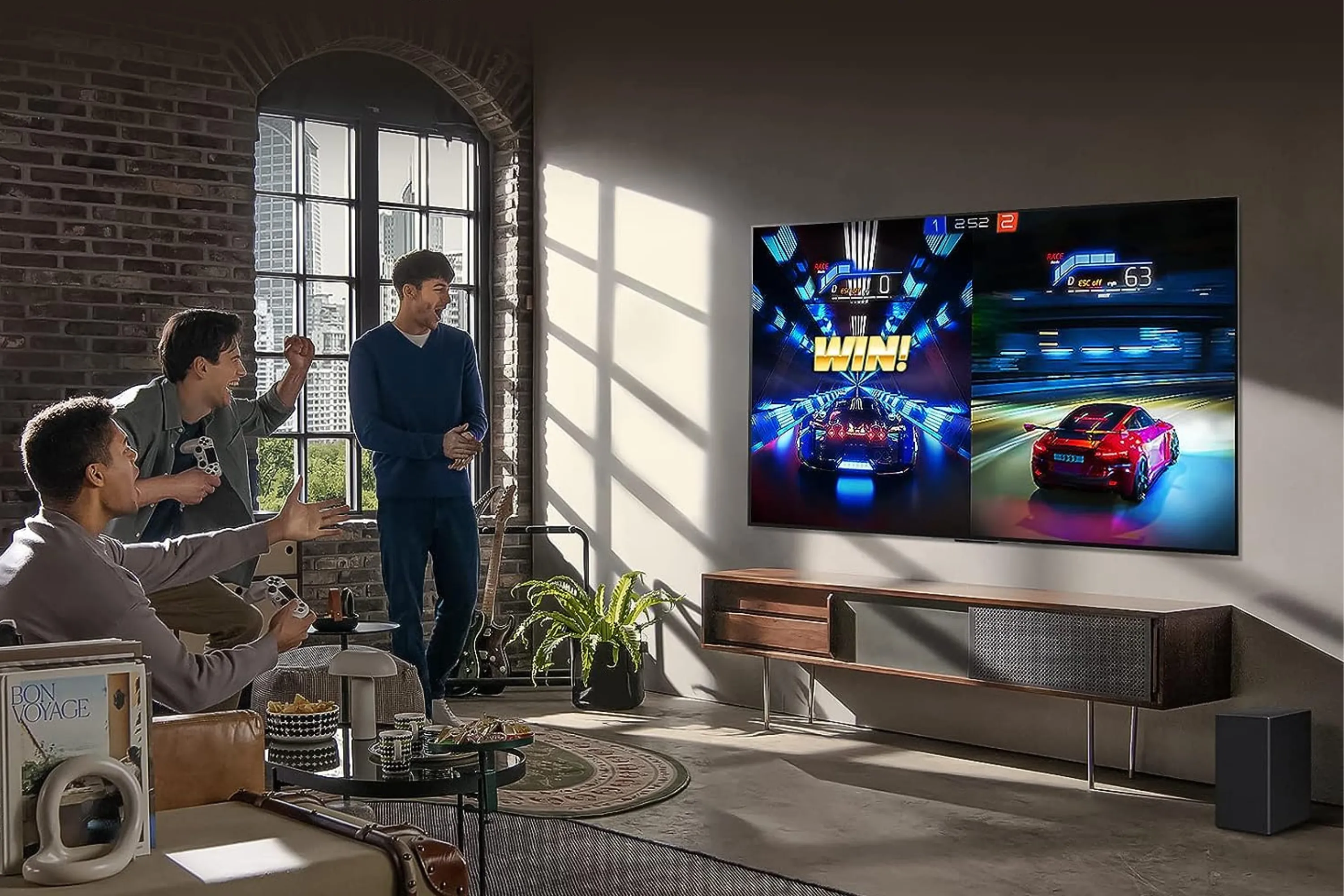 Gia đình tận hưởng giải trí trên TV OLED LG G3 83 inch treo tường