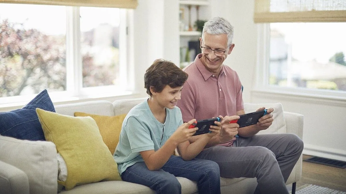 Gia đình vui vẻ chơi game trên Nintendo Switch, thể hiện khả năng giải trí đa dạng cho mọi lứa tuổi