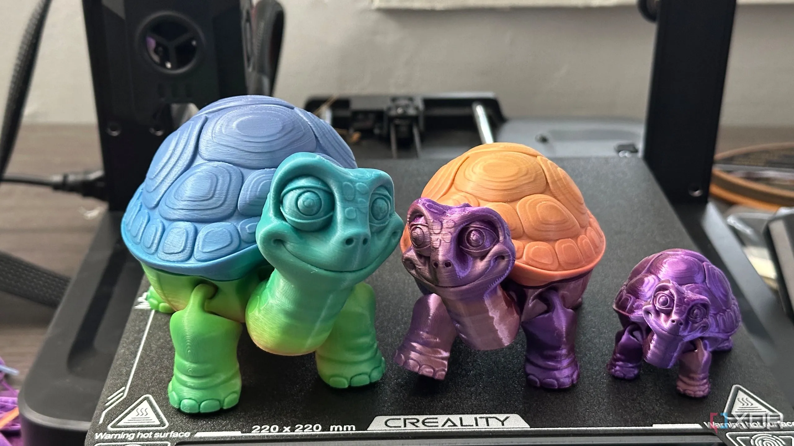 Giá đỡ điện thoại in 3D màu xanh mint trên bàn làm việc, thể hiện sự gọn gàng và tùy chỉnh