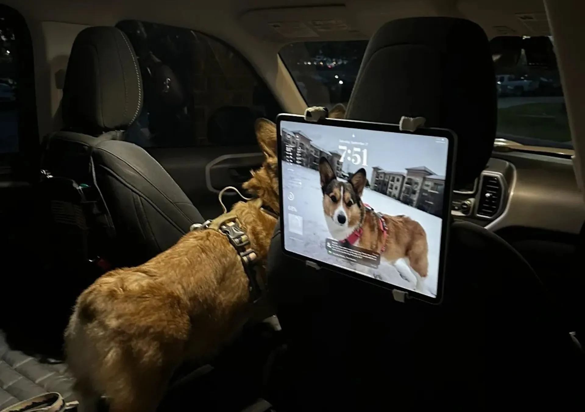 Giá đỡ máy tính bảng iPad Air 13 inch in 3D gắn tựa đầu ghế xe của BL0NDED, mang đến giải trí tiện lợi cho hành khách