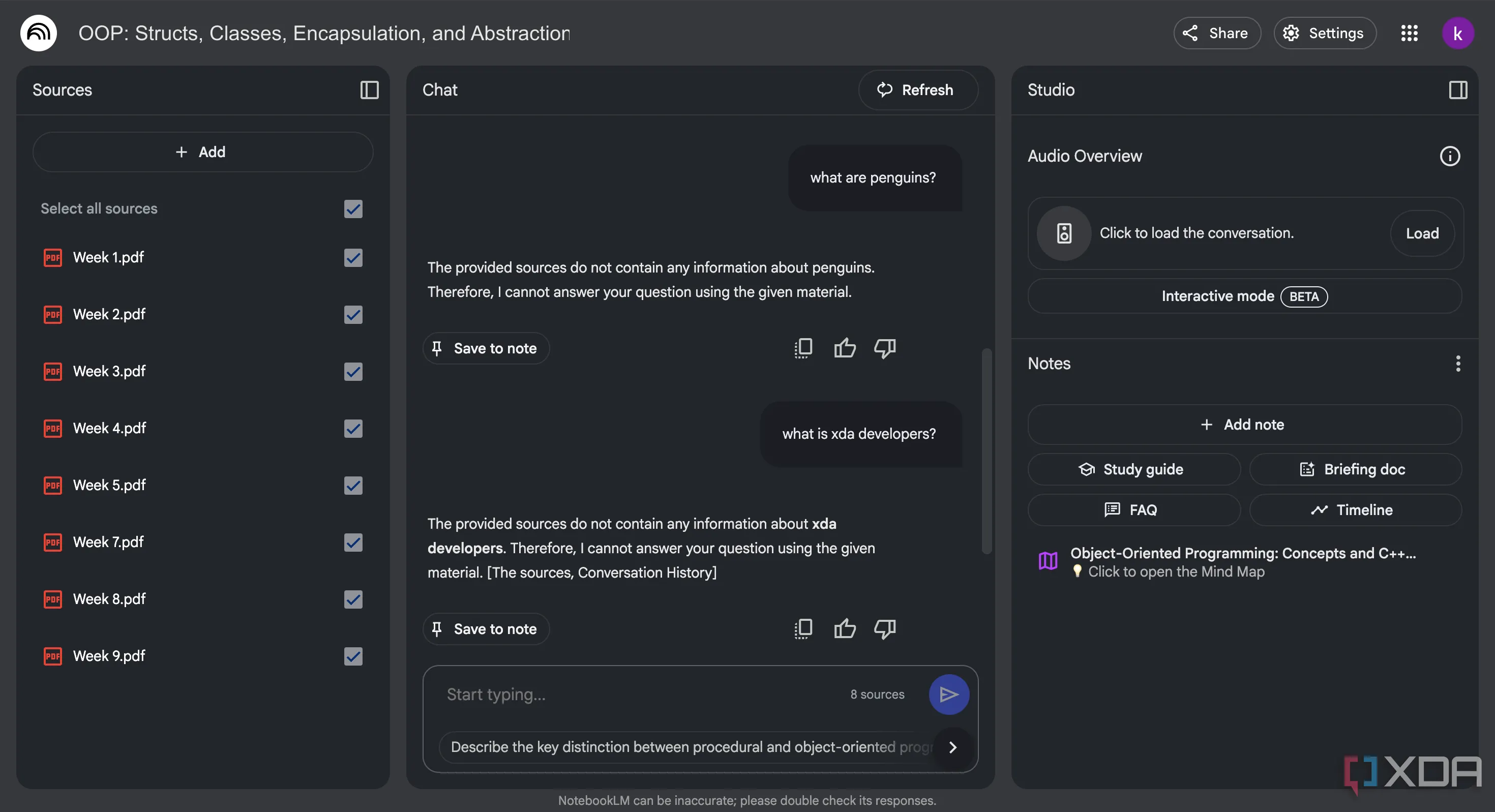 Giao diện chat của NotebookLM với một câu hỏi về XDA Developers, minh họa khả năng tương tác và truy vấn thông tin dựa trên nguồn.