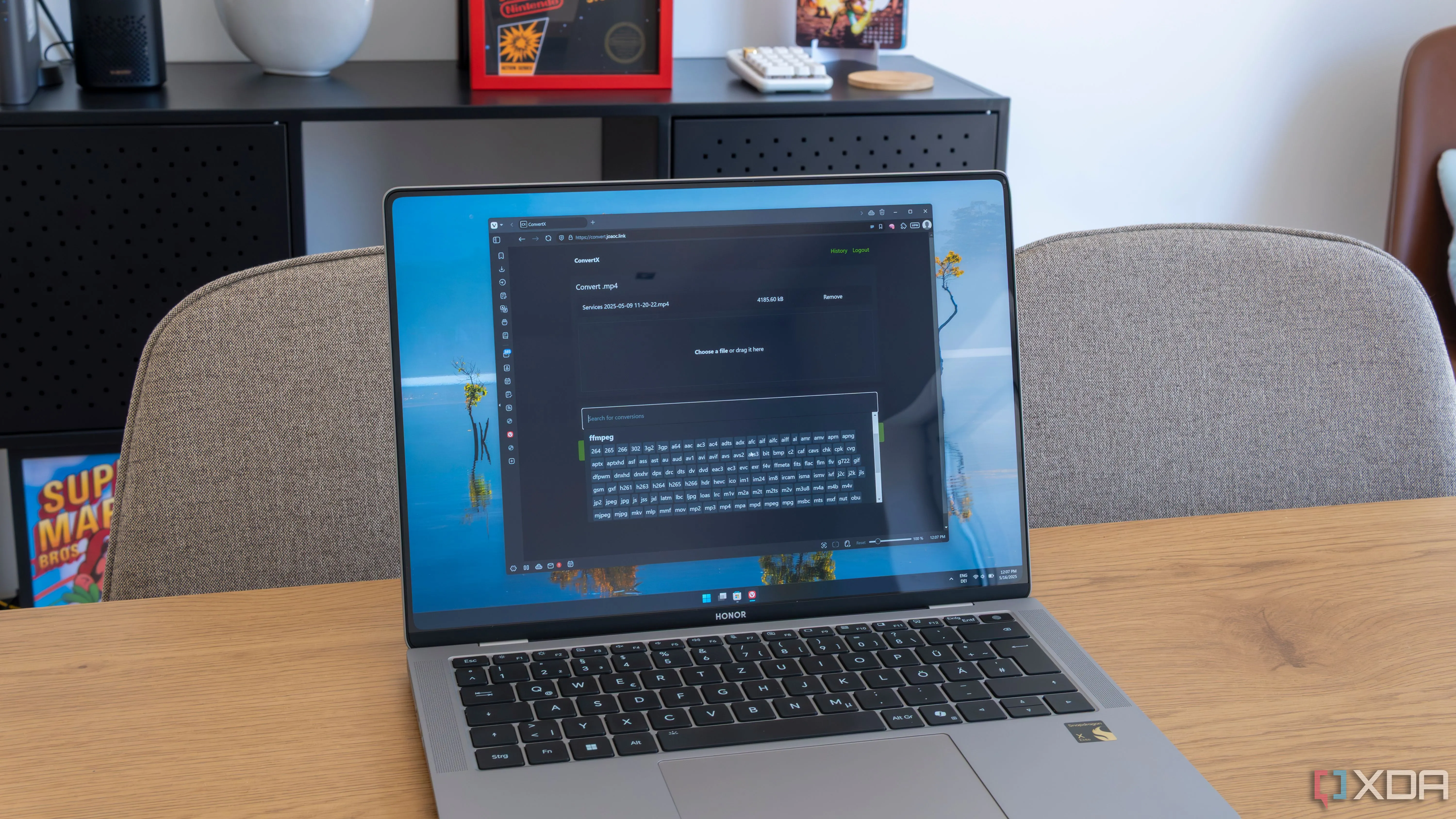 Giao diện ConvertX trên trình duyệt web hiển thị các tùy chọn để chuyển đổi một file video, minh họa khả năng đa dạng của ứng dụng