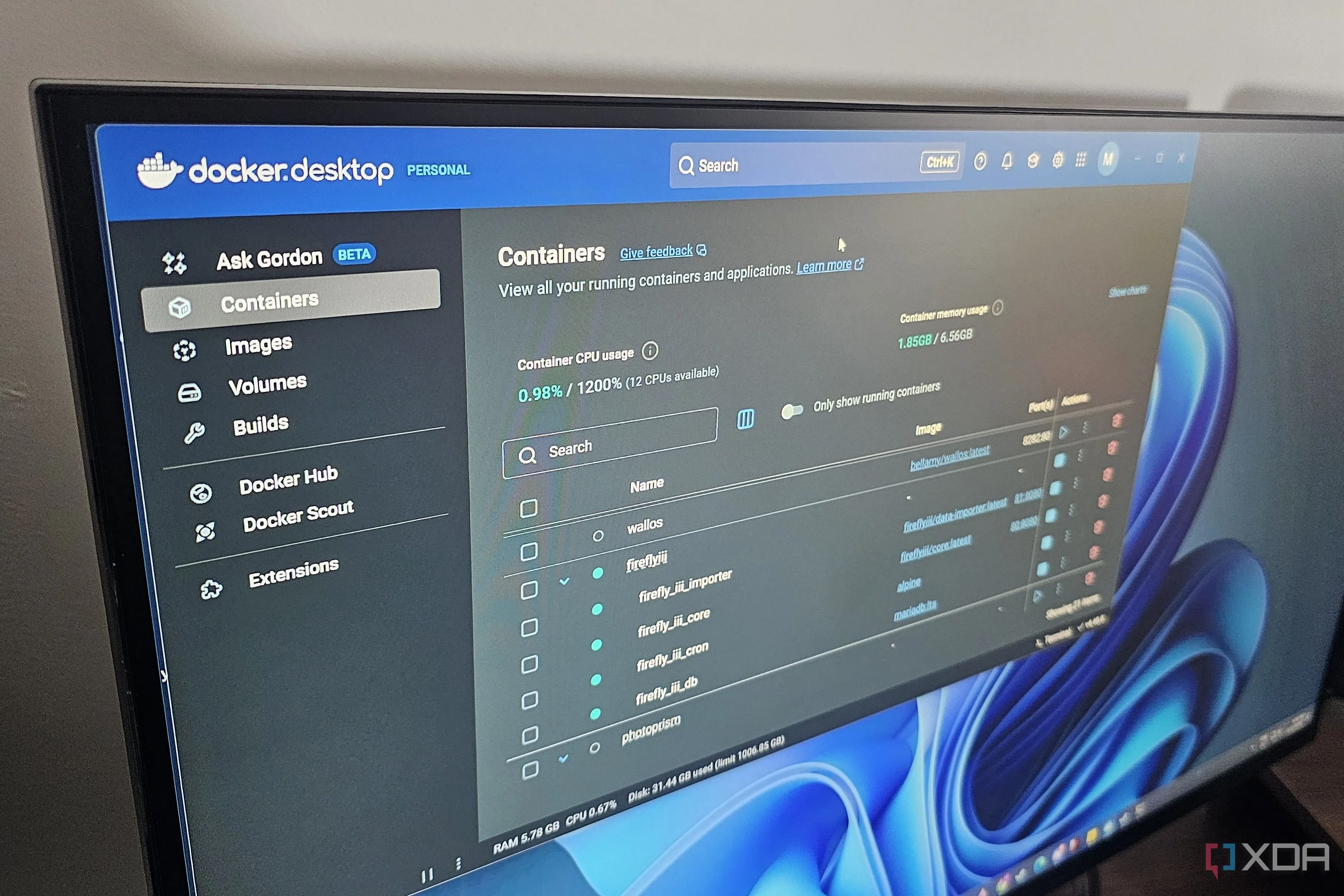 Giao diện Docker Desktop trên màn hình máy tính, biểu tượng của nền tảng self-hosting phổ biến