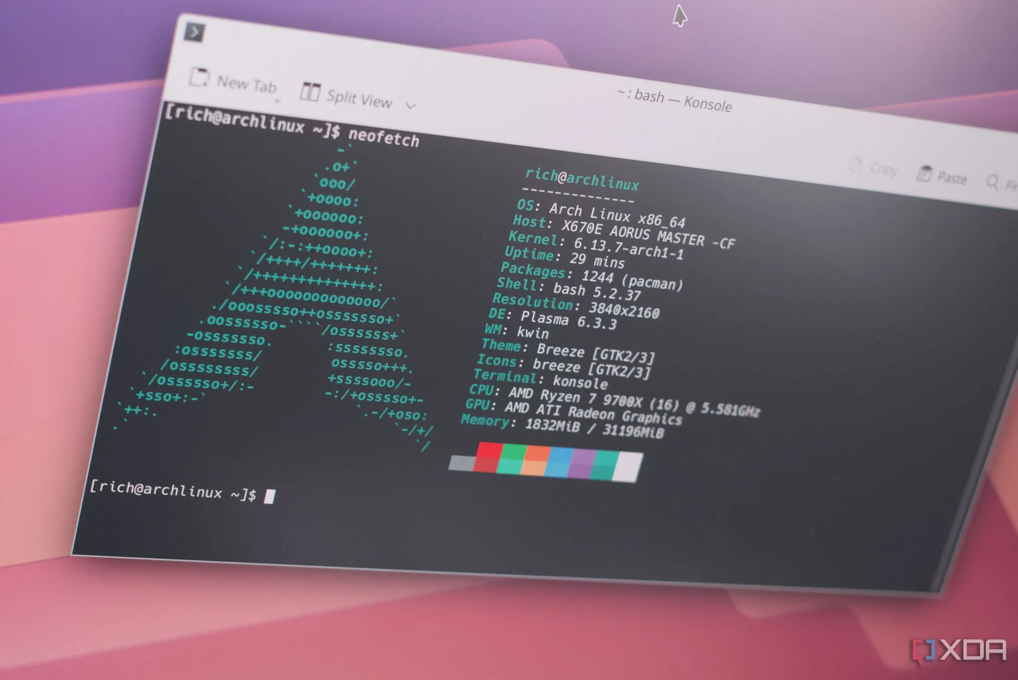 Giao diện dòng lệnh (konsole) của Arch Linux với công cụ Neofetch, hiển thị thông tin hệ thống, thường được game thủ Linux sử dụng.