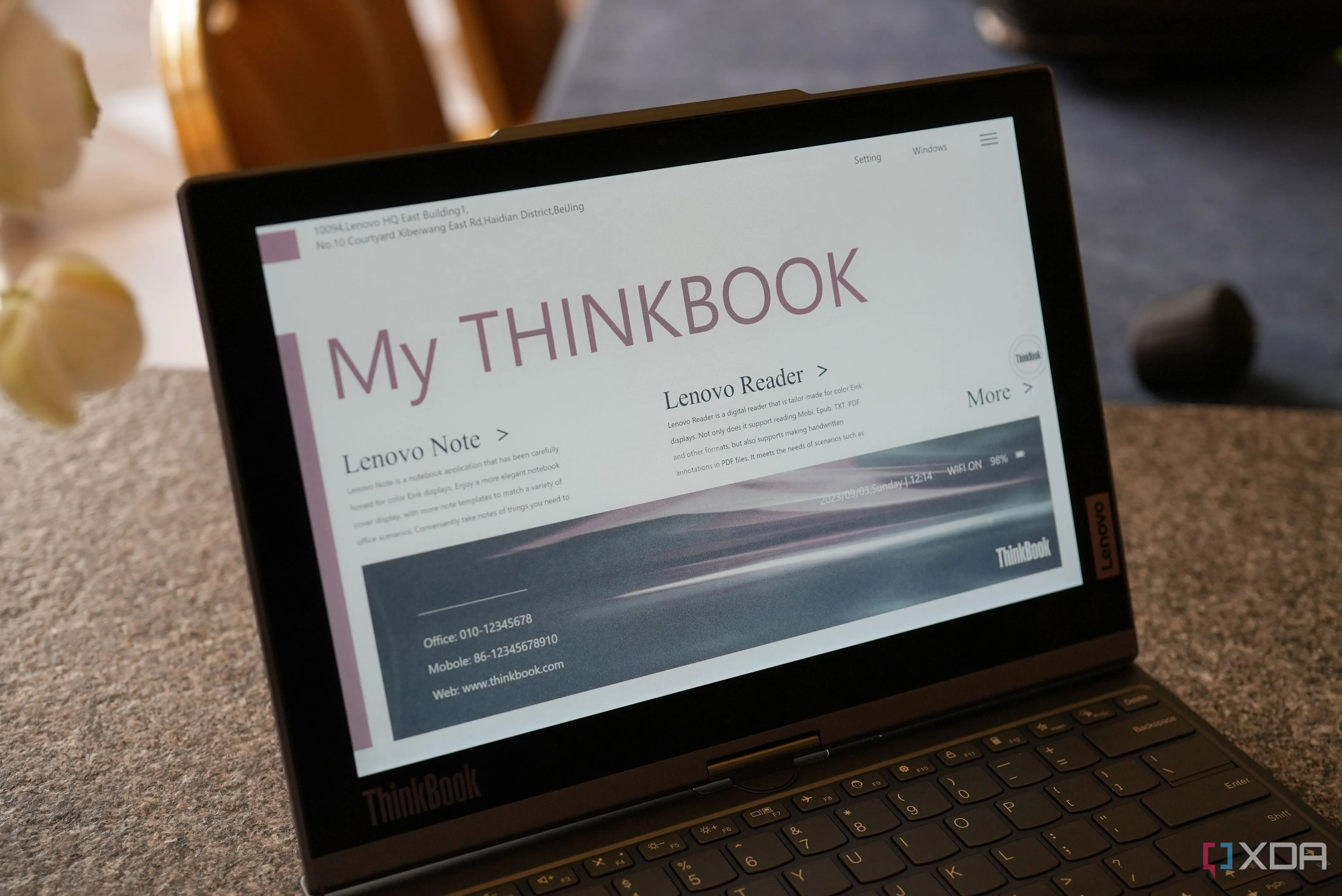 Giao diện E Ink của laptop Lenovo thể hiện khả năng tiết kiệm điện