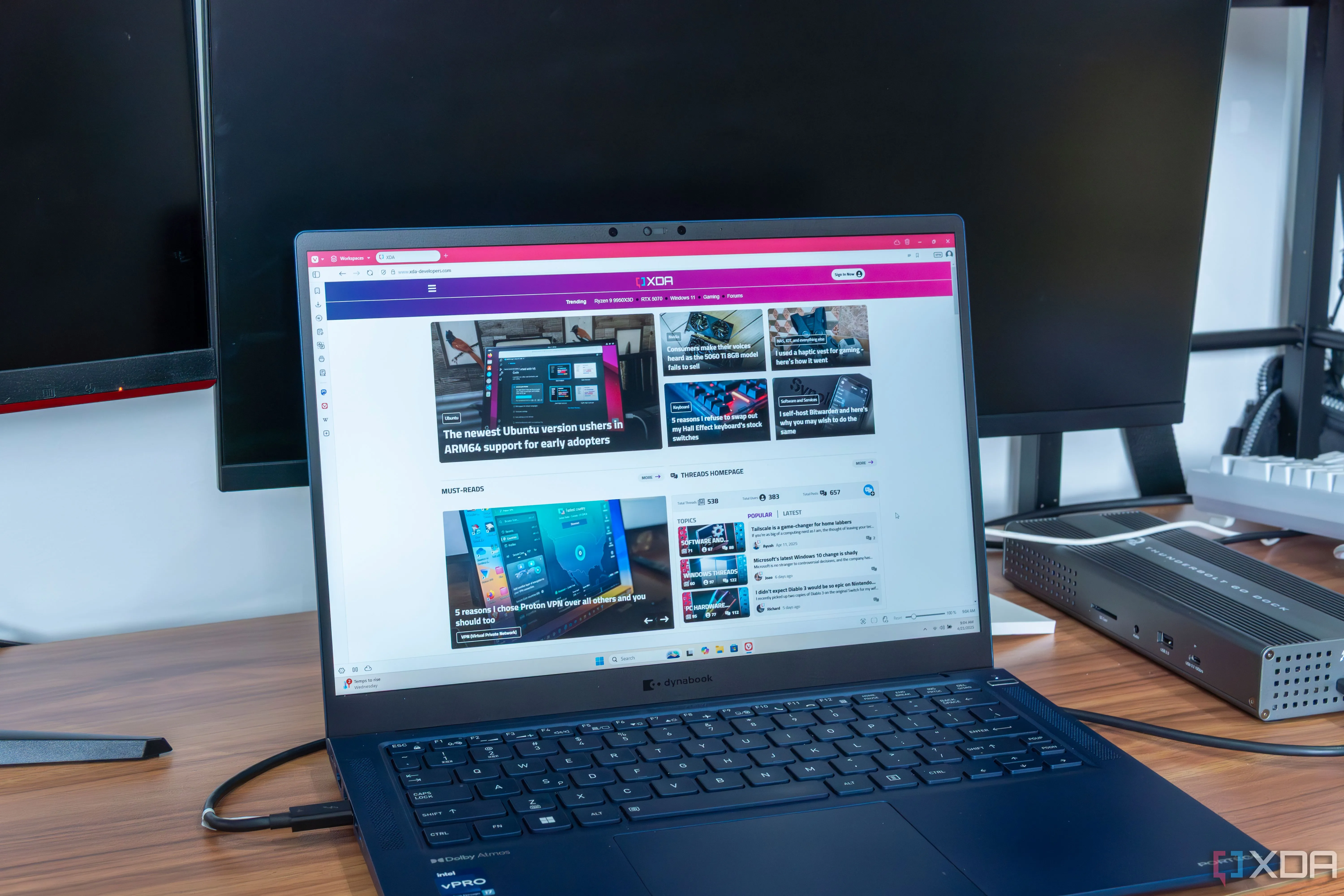 Giao diện File Explorer trên laptop Windows 11 định dạng ReFS với trình duyệt Vivaldi