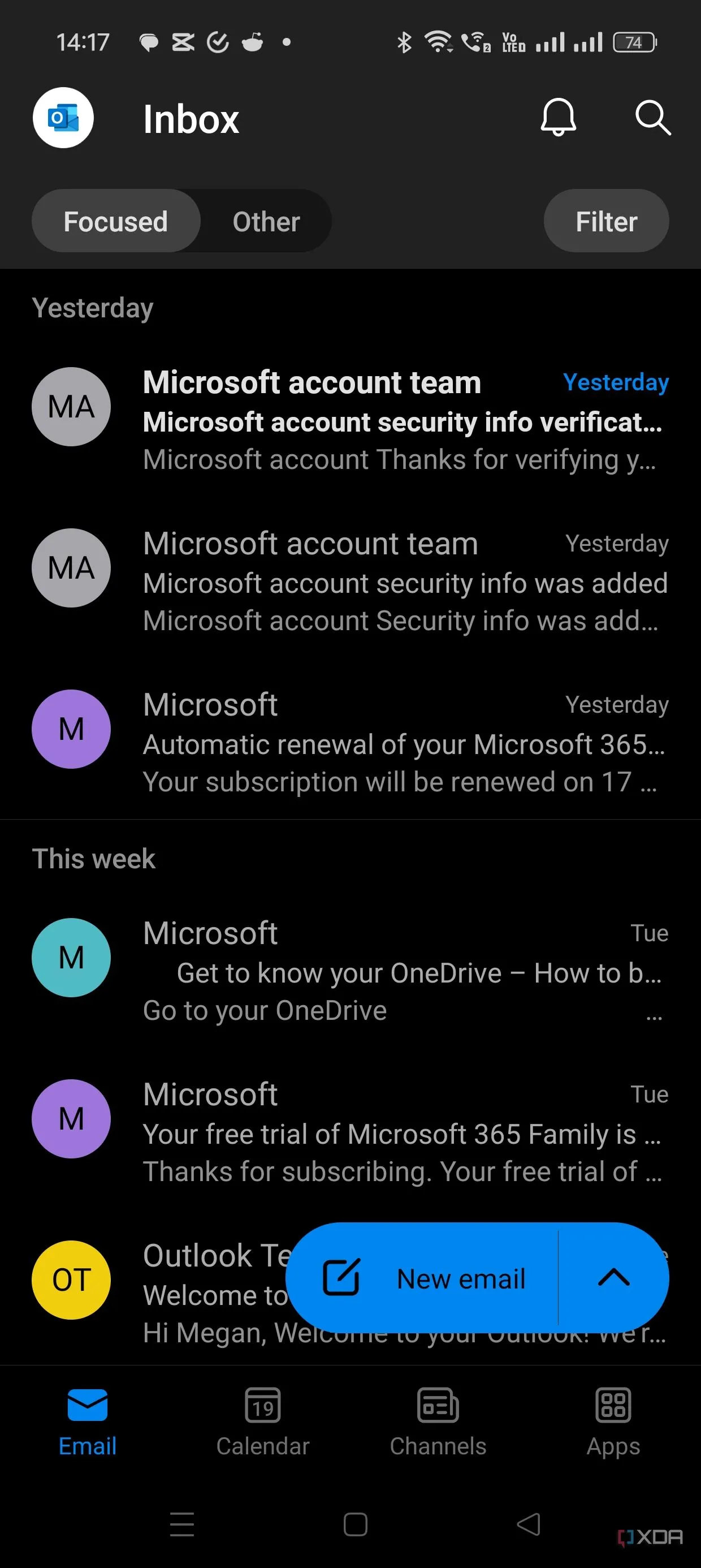Giao diện hộp thư đến của ứng dụng Outlook trên điện thoại