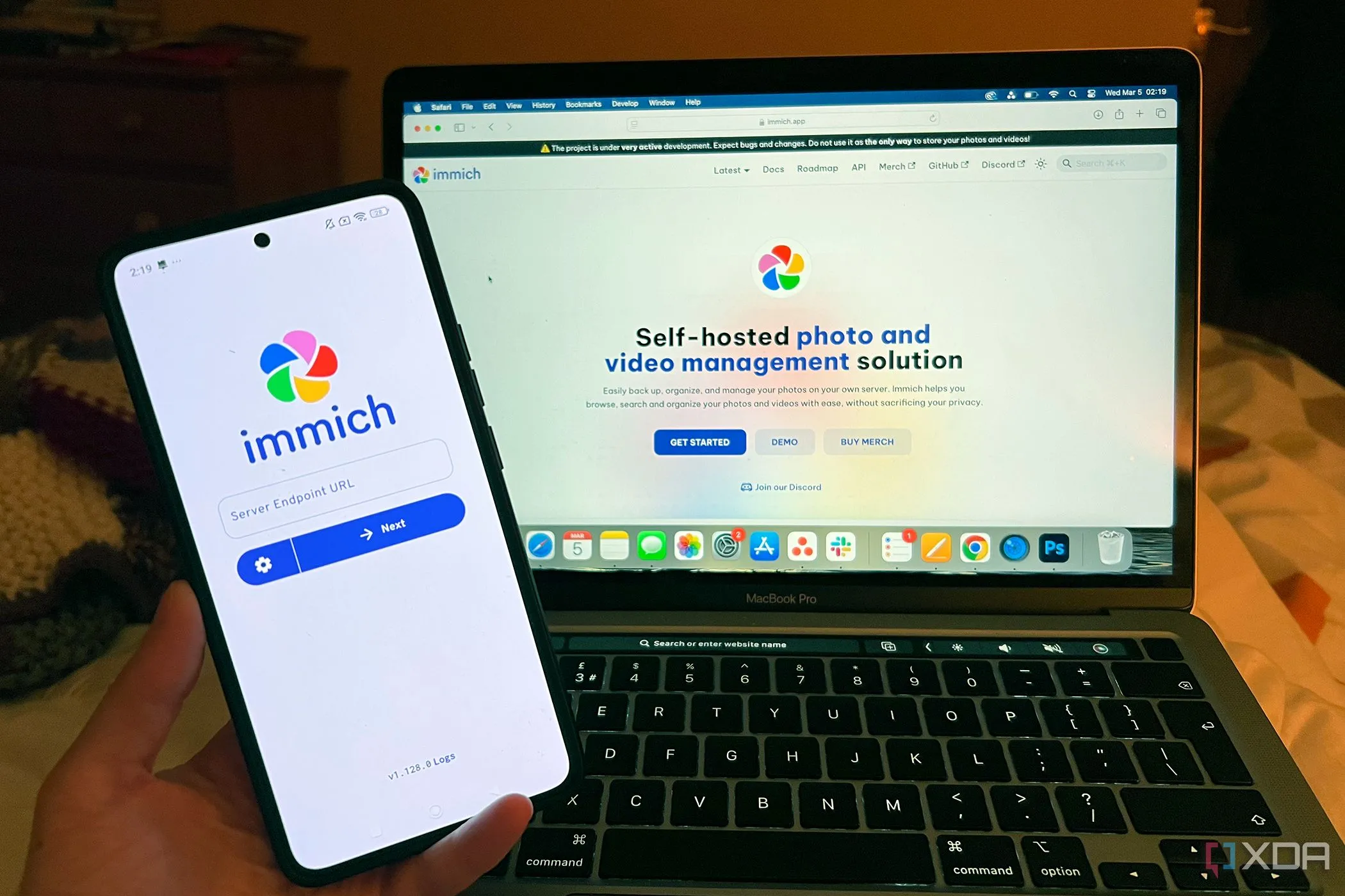 Giao diện Immich trên điện thoại Android và laptop MacBook hiển thị thư viện ảnh, minh họa khả năng truy cập đa nền tảng