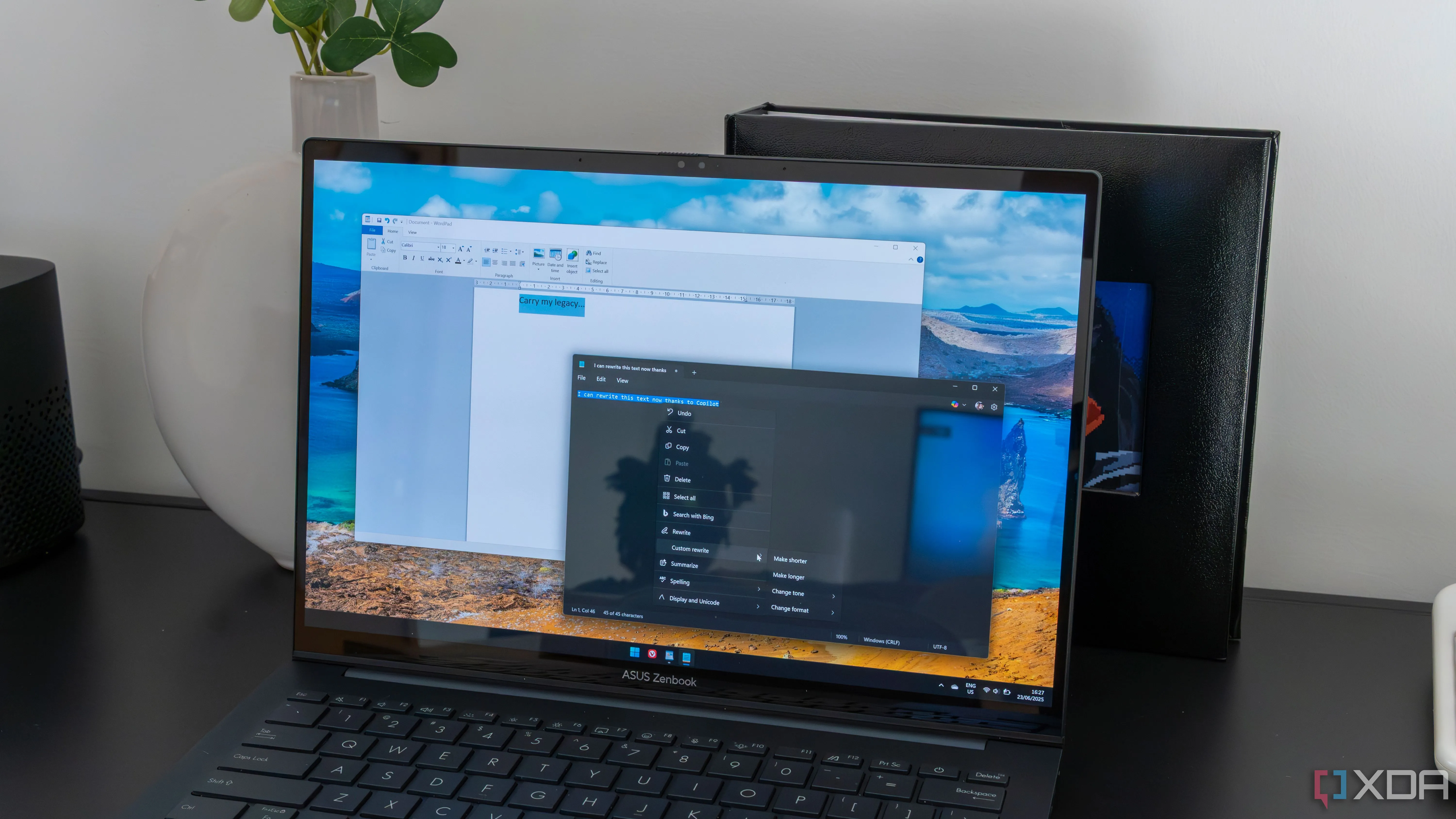 Giao diện laptop Windows 11 hiển thị cả WordPad và Notepad
