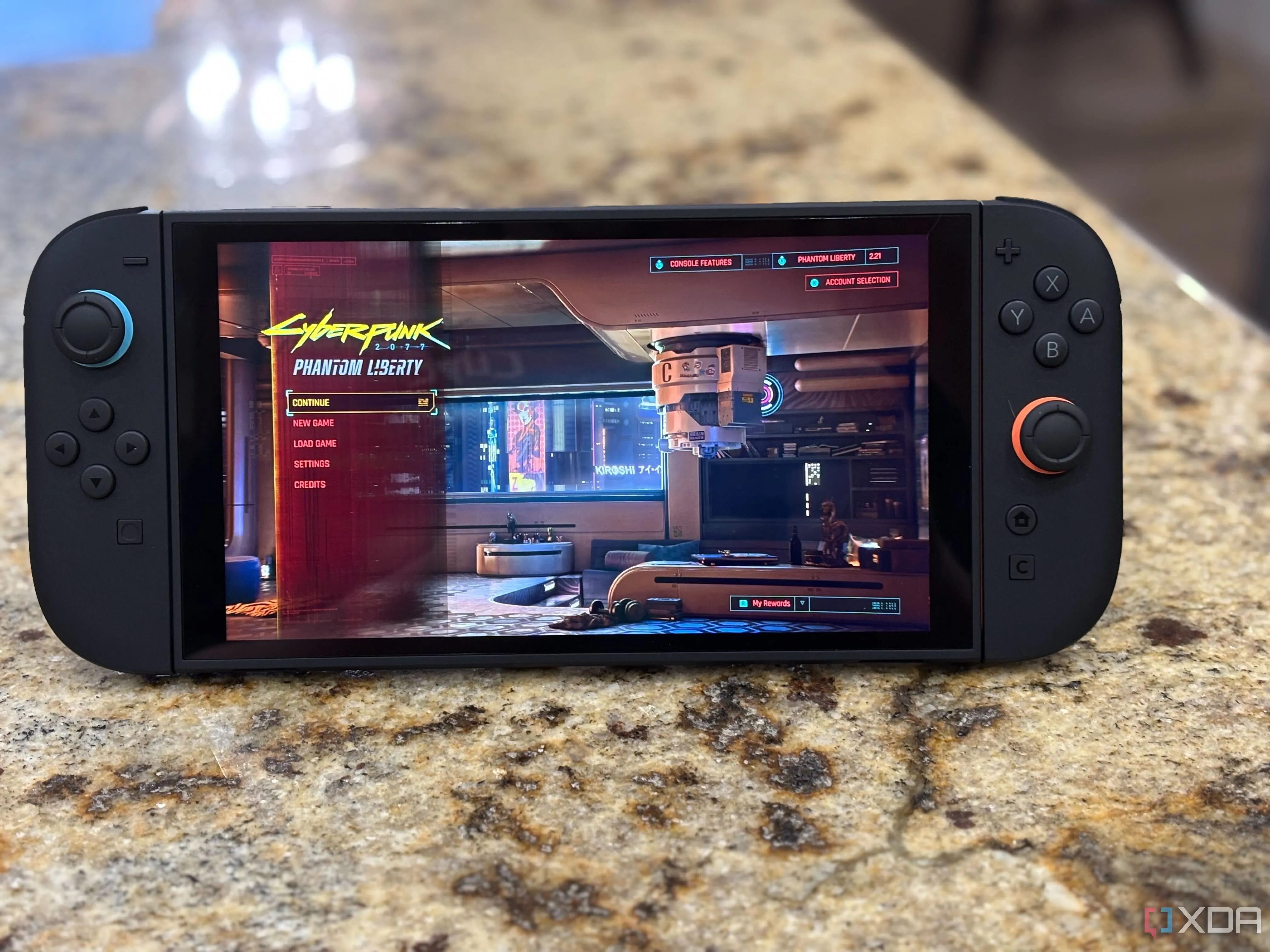 Giao diện menu game Cyberpunk 2077 hiển thị trên màn hình máy Nintendo Switch 2 cầm tay