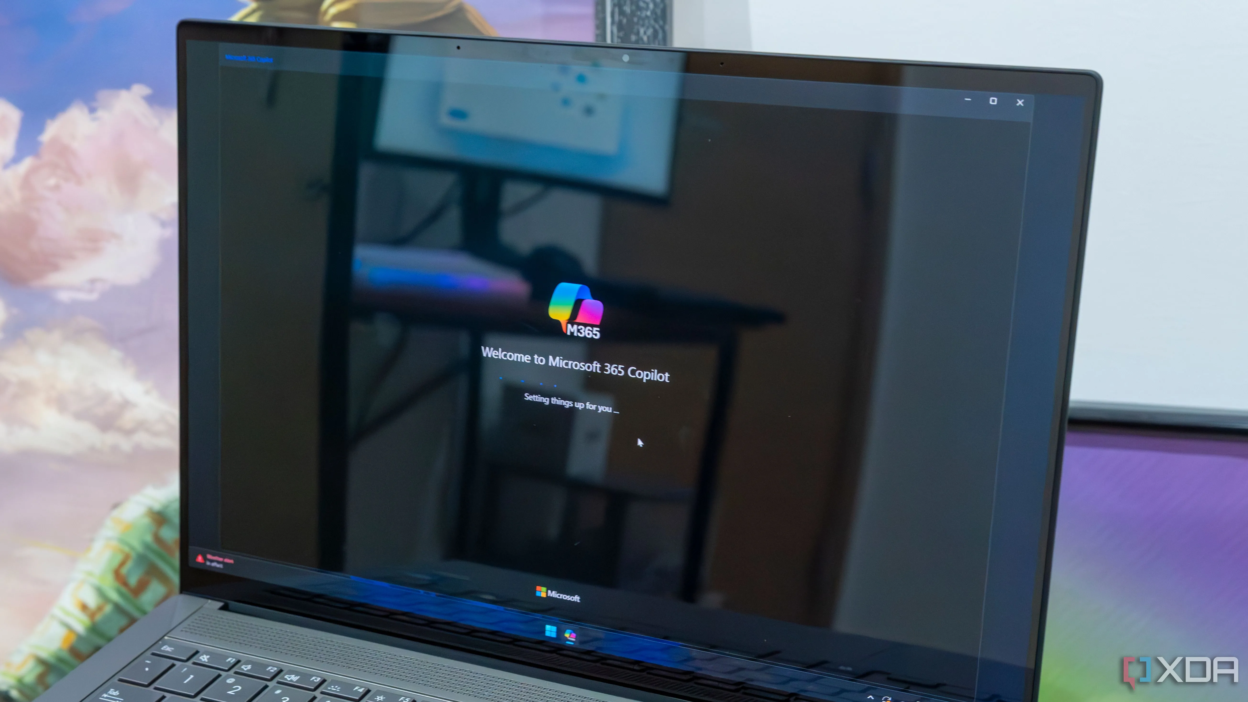 Giao diện Microsoft 365 chạy trên laptop Windows 11, hiển thị ứng dụng Word với Dark Mode.