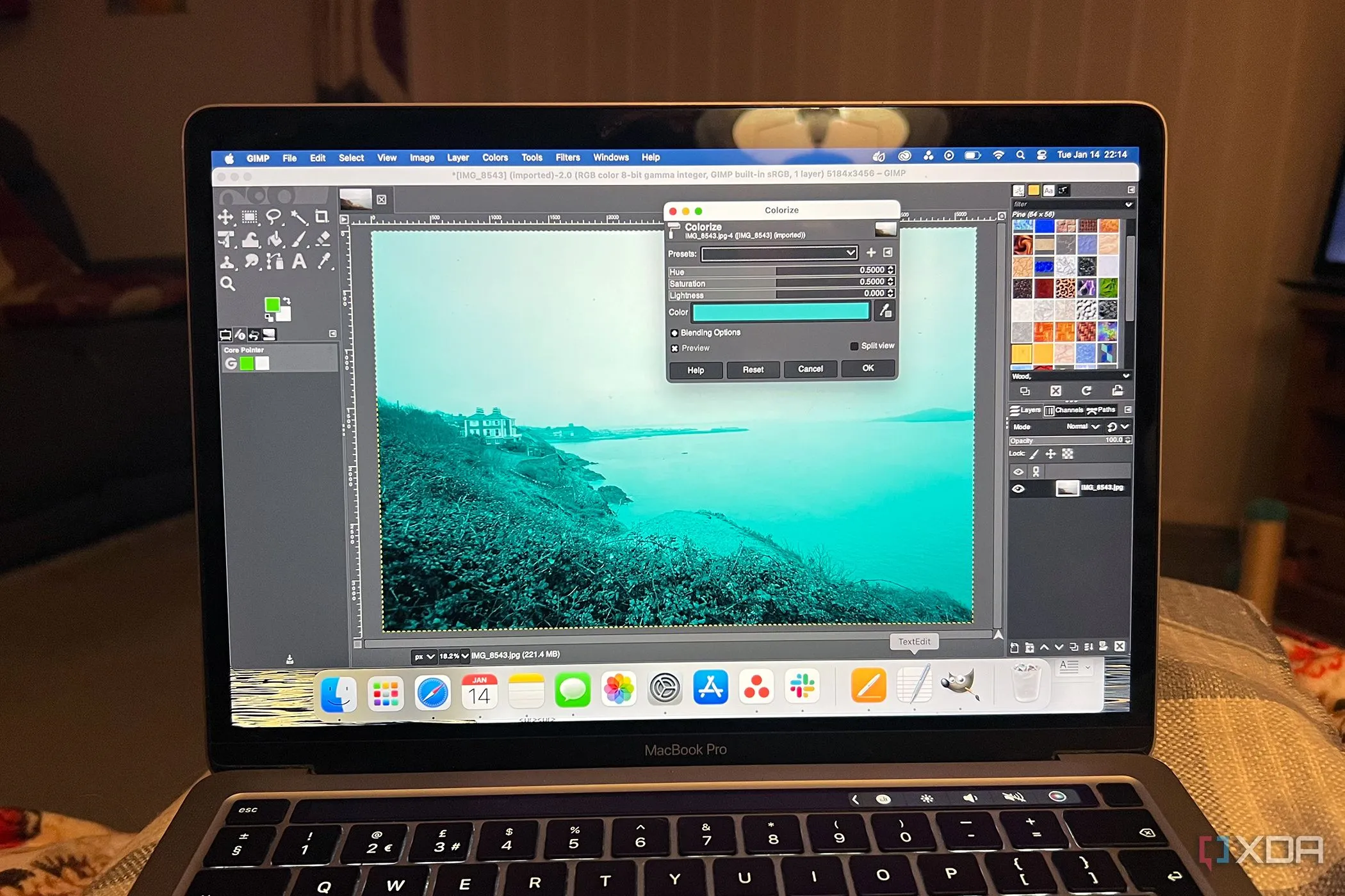Giao diện phần mềm GIMP (GNU Image Manipulation Program) trên máy tính MacBook, minh họa khả năng chỉnh sửa ảnh đa nền tảng
