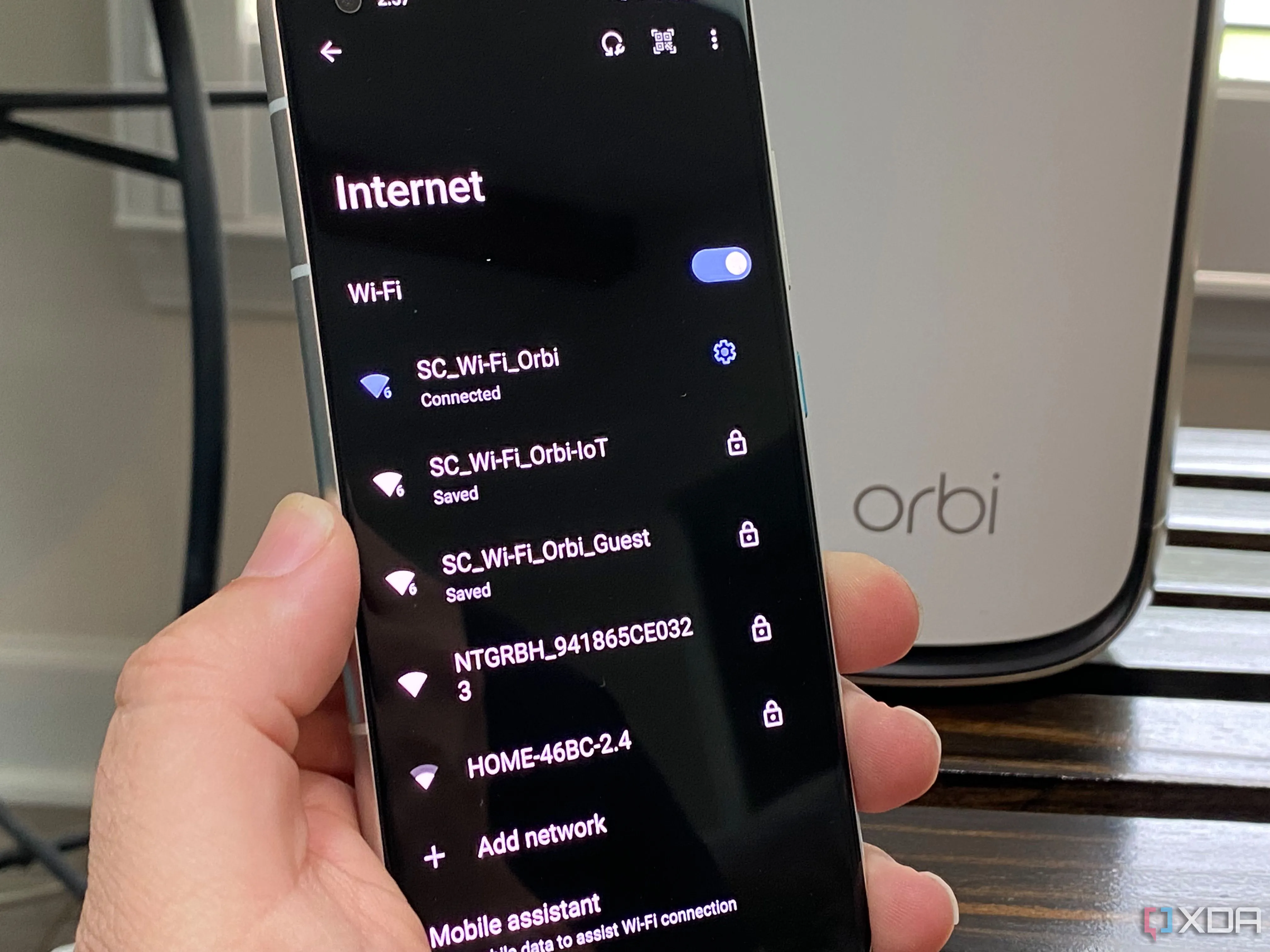 Giao diện quản lý router Netgear trên điện thoại Android, minh họa cách ưu tiên các thiết bị trong mạng Wi-Fi.