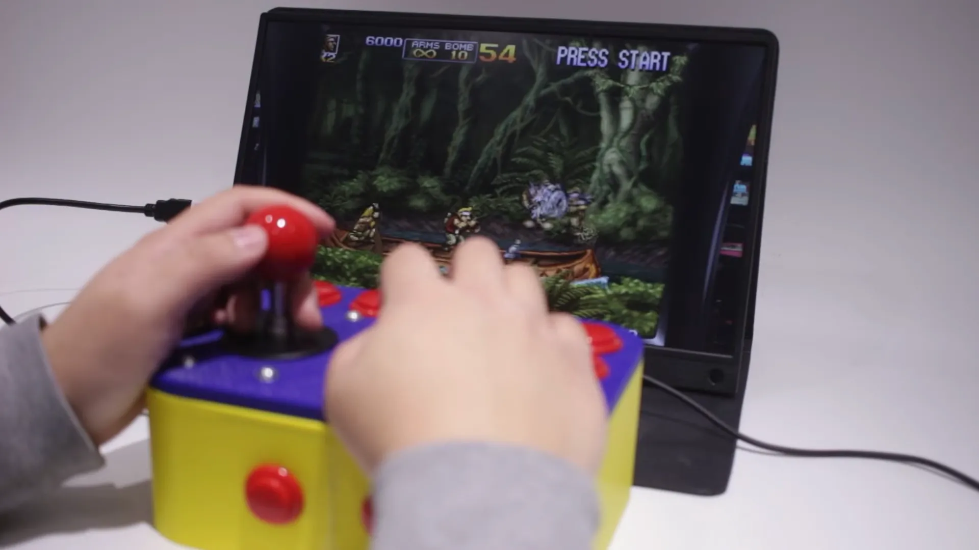 Giao diện Raspberry Pi arcade console với các nút bấm và màn hình