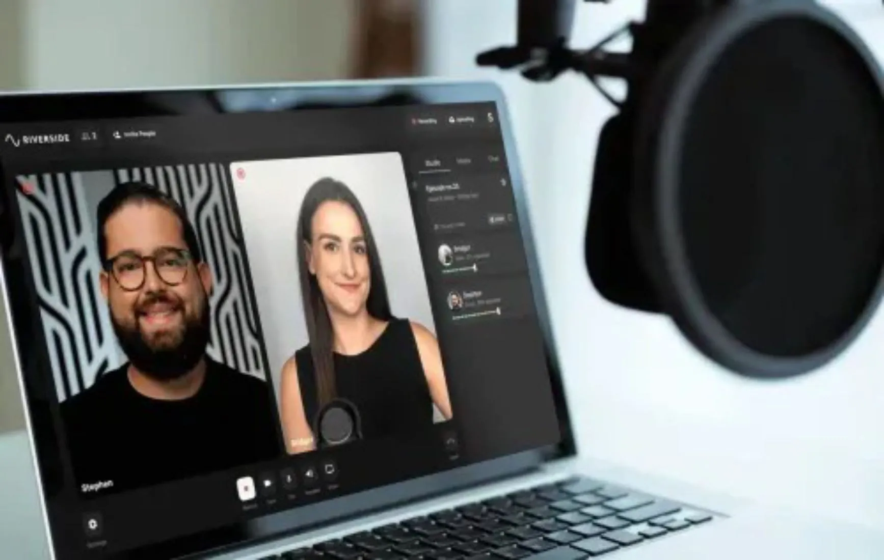 Giao diện Riverside.fm được sử dụng trên laptop để ghi âm podcast
