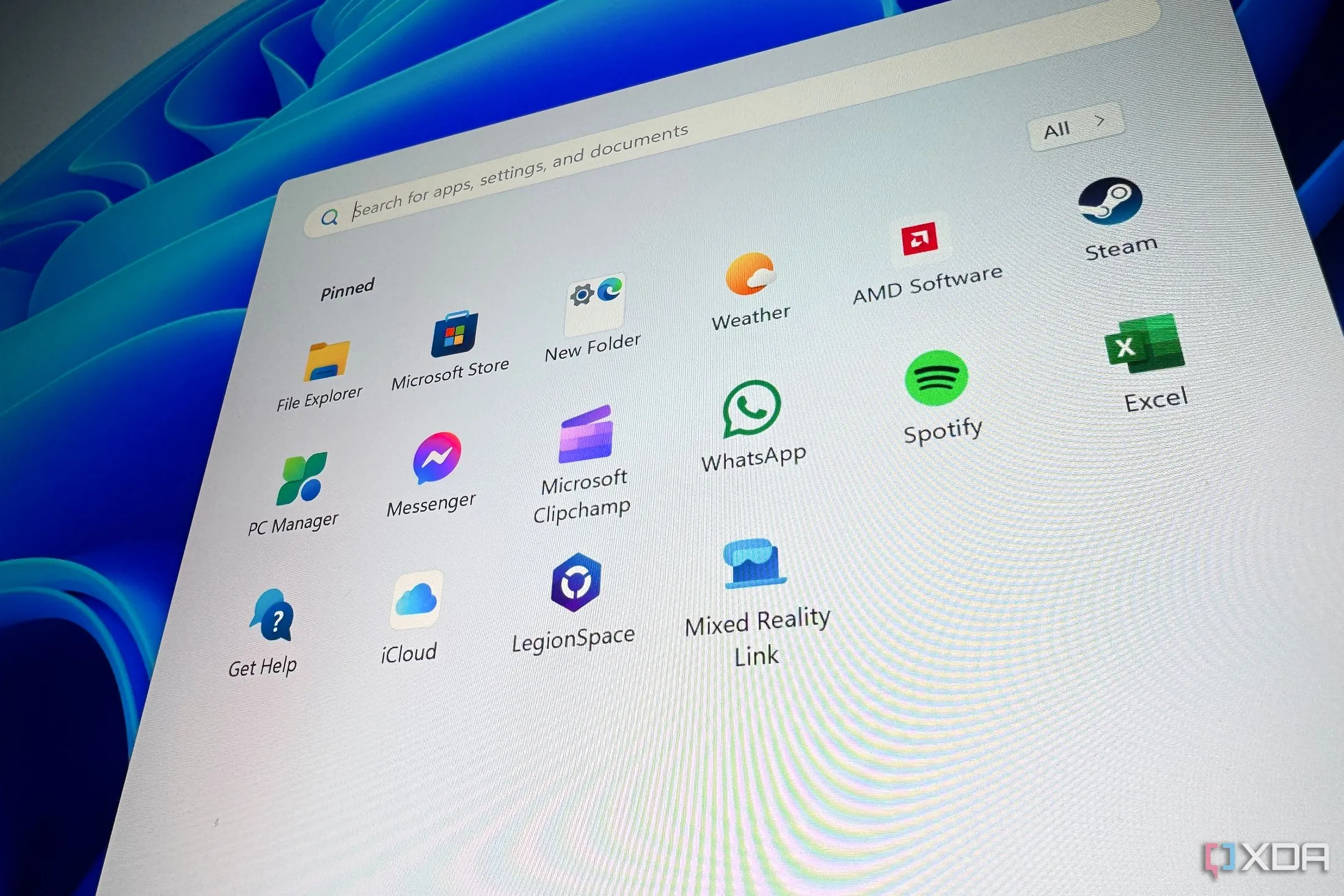Giao diện Start menu Windows 11 hiển thị các ứng dụng đã cài đặt, so sánh với bố cục mới được đề xuất
