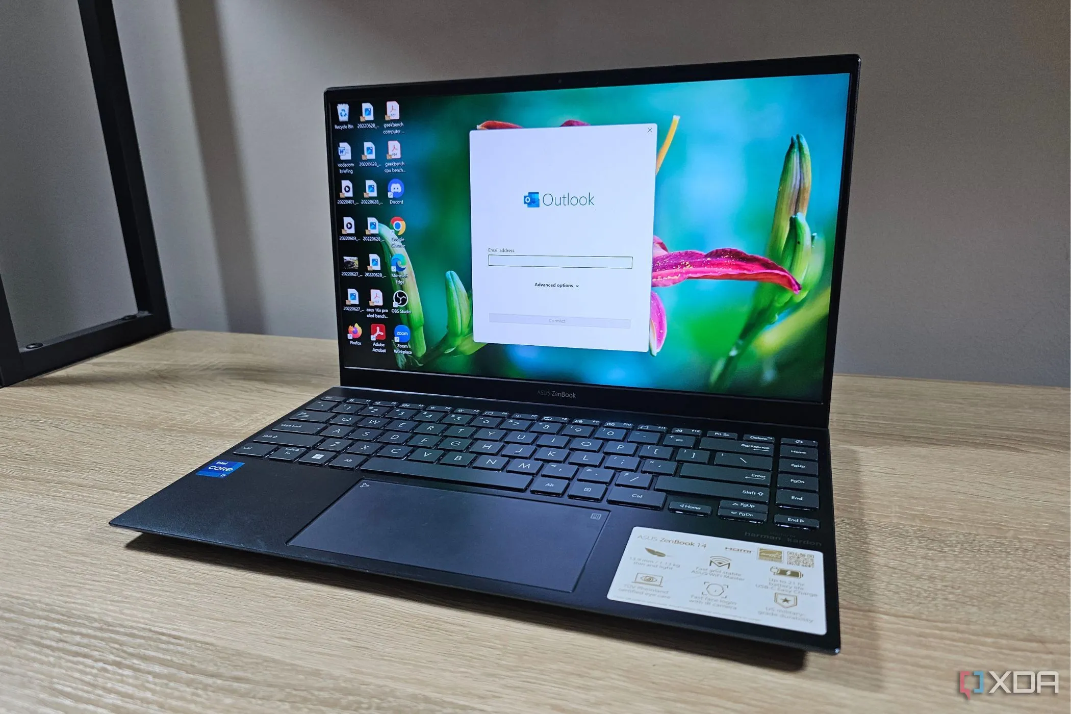 Giao diện trang đăng nhập của ứng dụng Microsoft Outlook mới hiển thị trên màn hình laptop, minh họa sự xuất hiện của ứng dụng email này trên Windows 10.