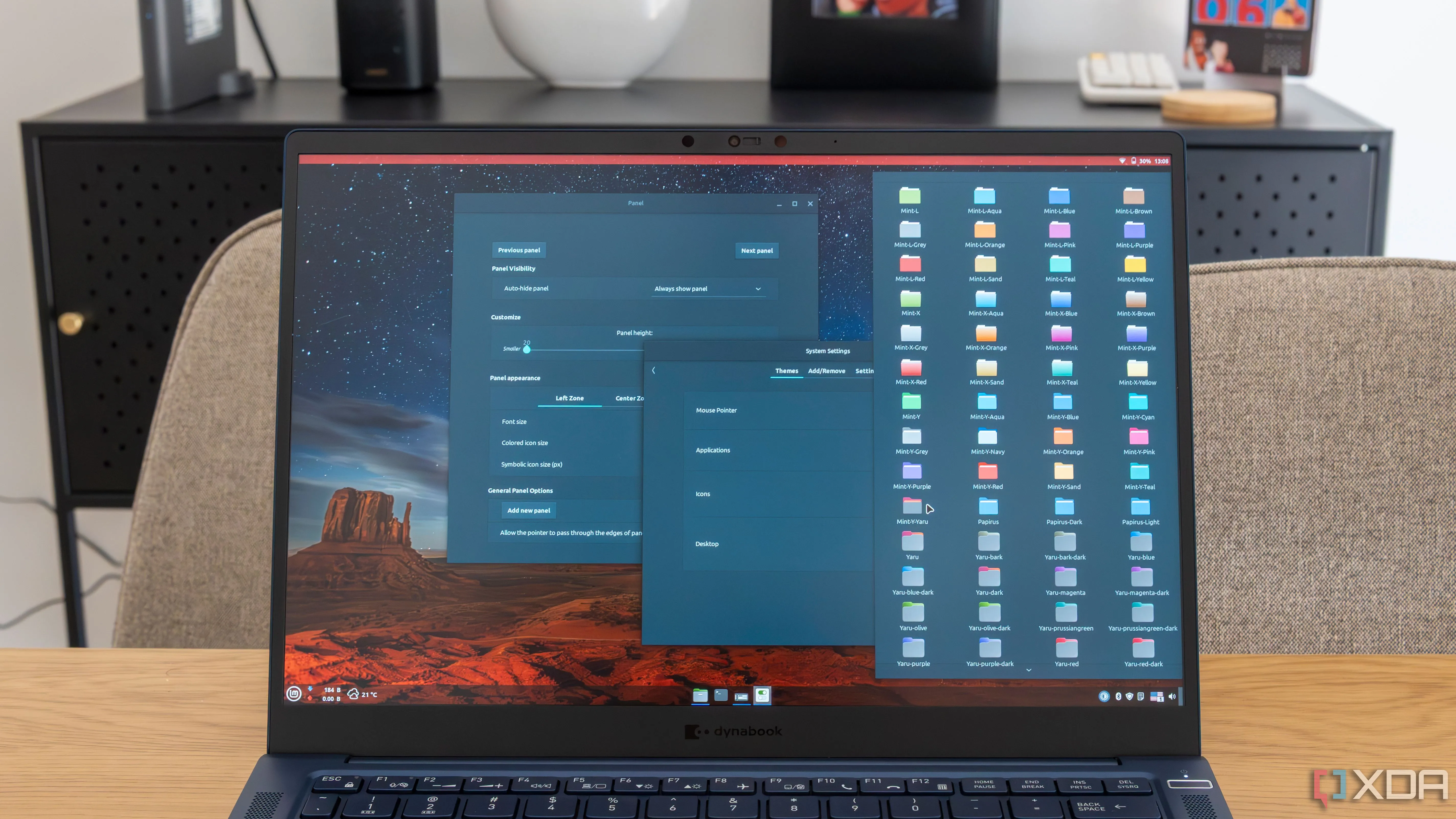 Giao diện tùy chỉnh độc đáo của Linux Mint trên laptop, minh họa khả năng cá nhân hóa vượt trội của hệ điều hành mã nguồn mở