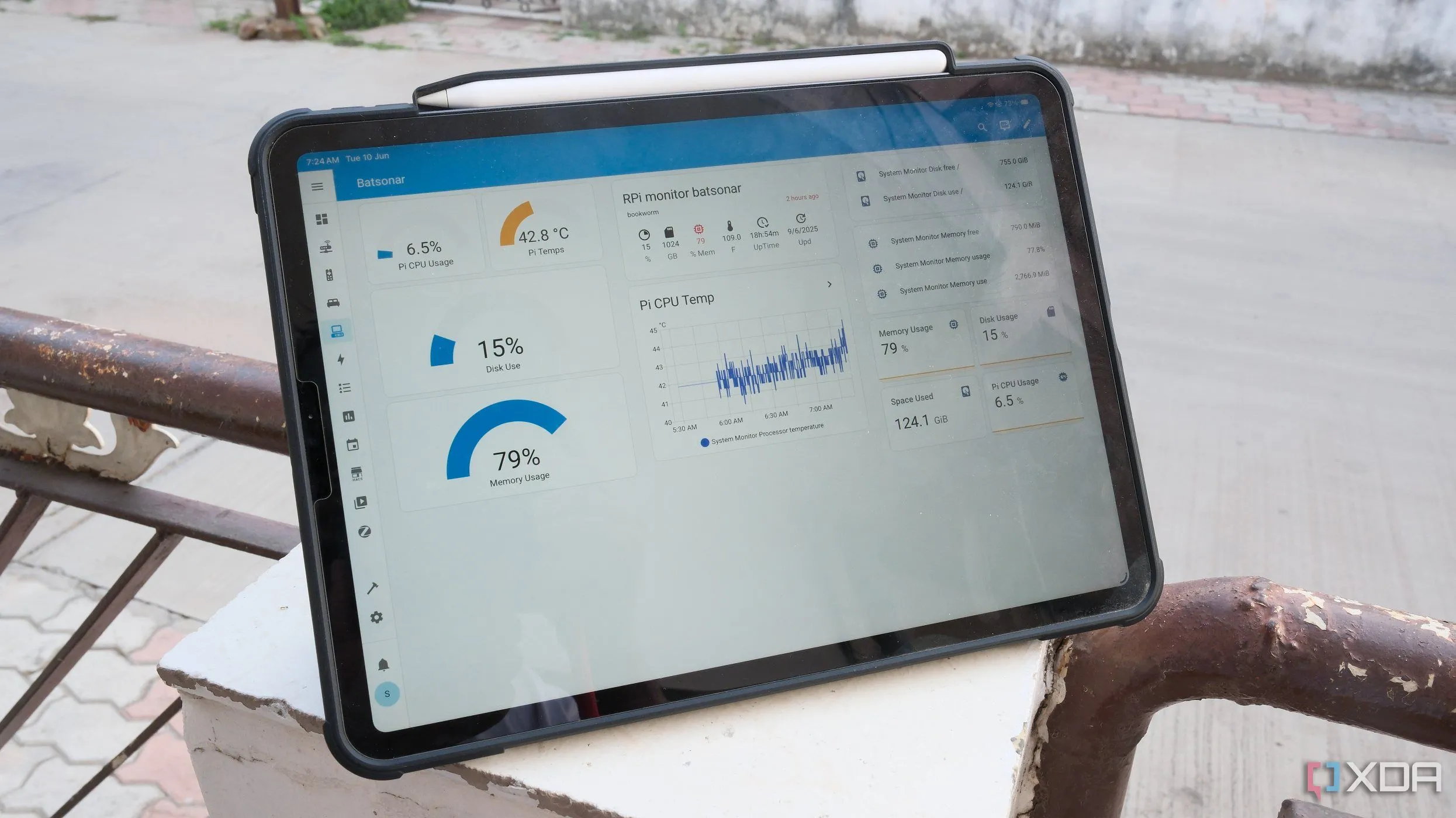 Giao diện ứng dụng Home Assistant trên máy tính bảng hiển thị thông tin sức khỏe hệ thống của Raspberry Pi, minh họa khả năng quản lý sâu rộng.
