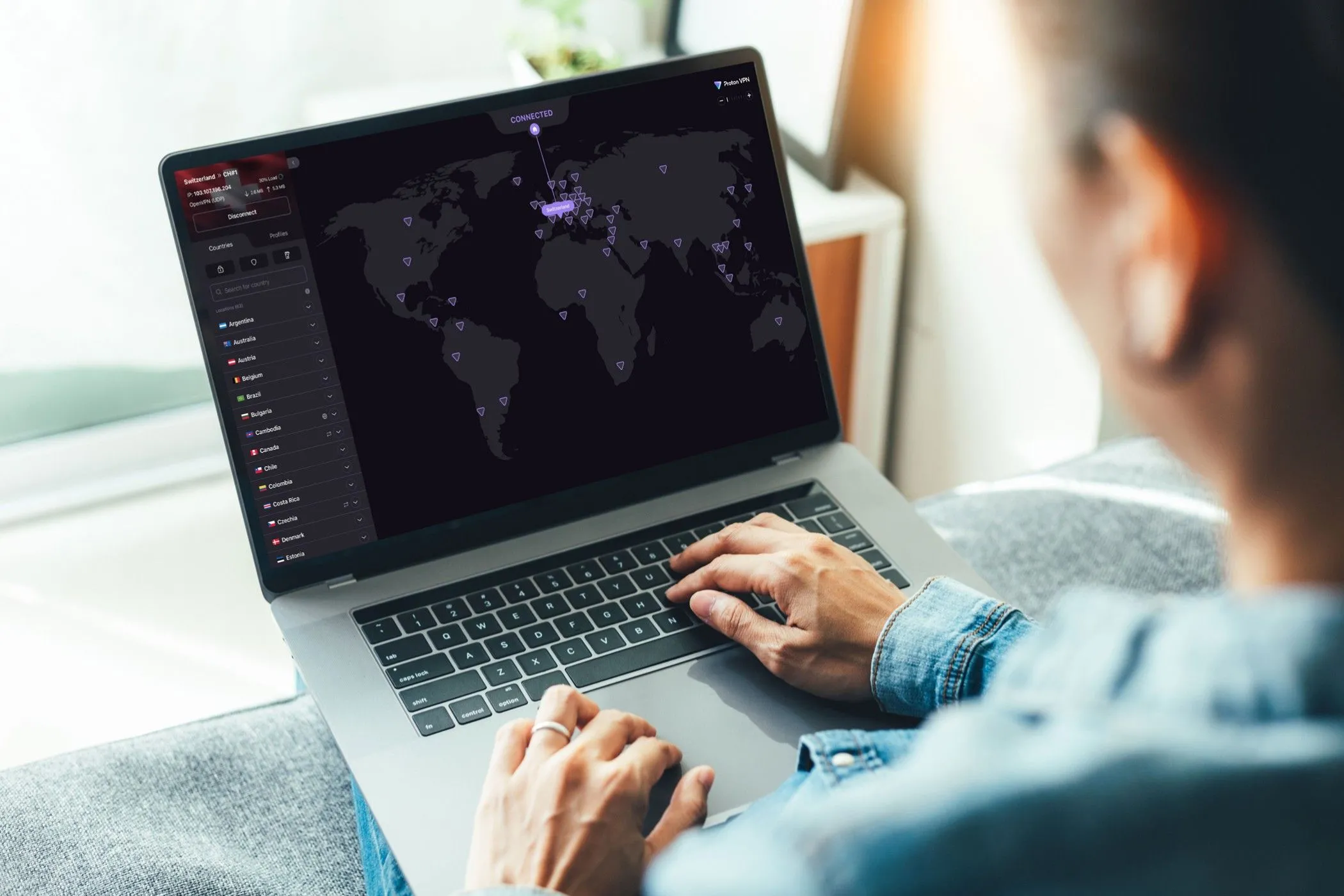 Giao diện ứng dụng ProtonVPN trên máy tính xách tay chạy Windows, minh họa kết nối VPN