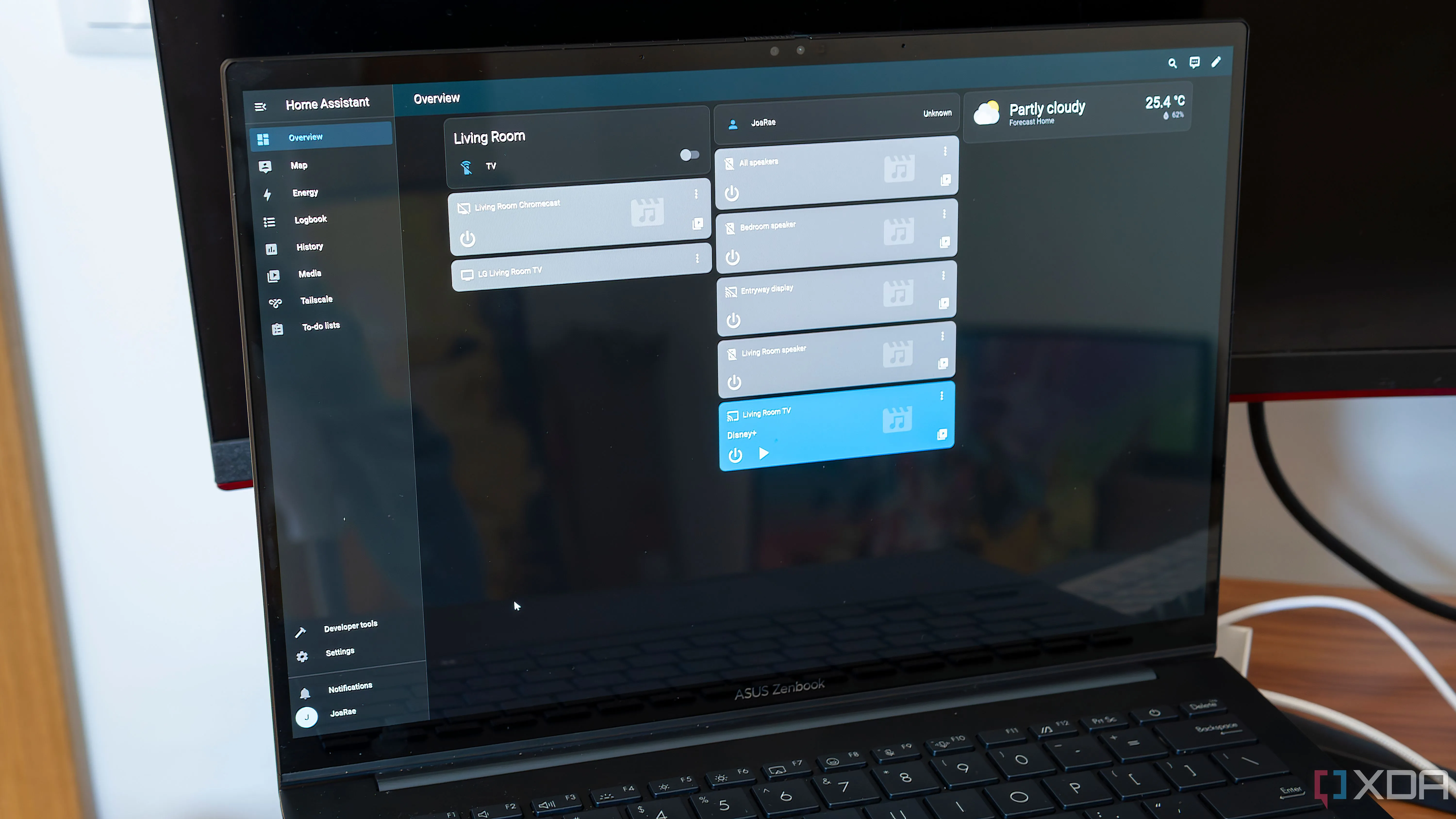 Giao diện web của Home Assistant hiển thị trên màn hình laptop, biến laptop cũ thành trung tâm điều khiển nhà thông minh