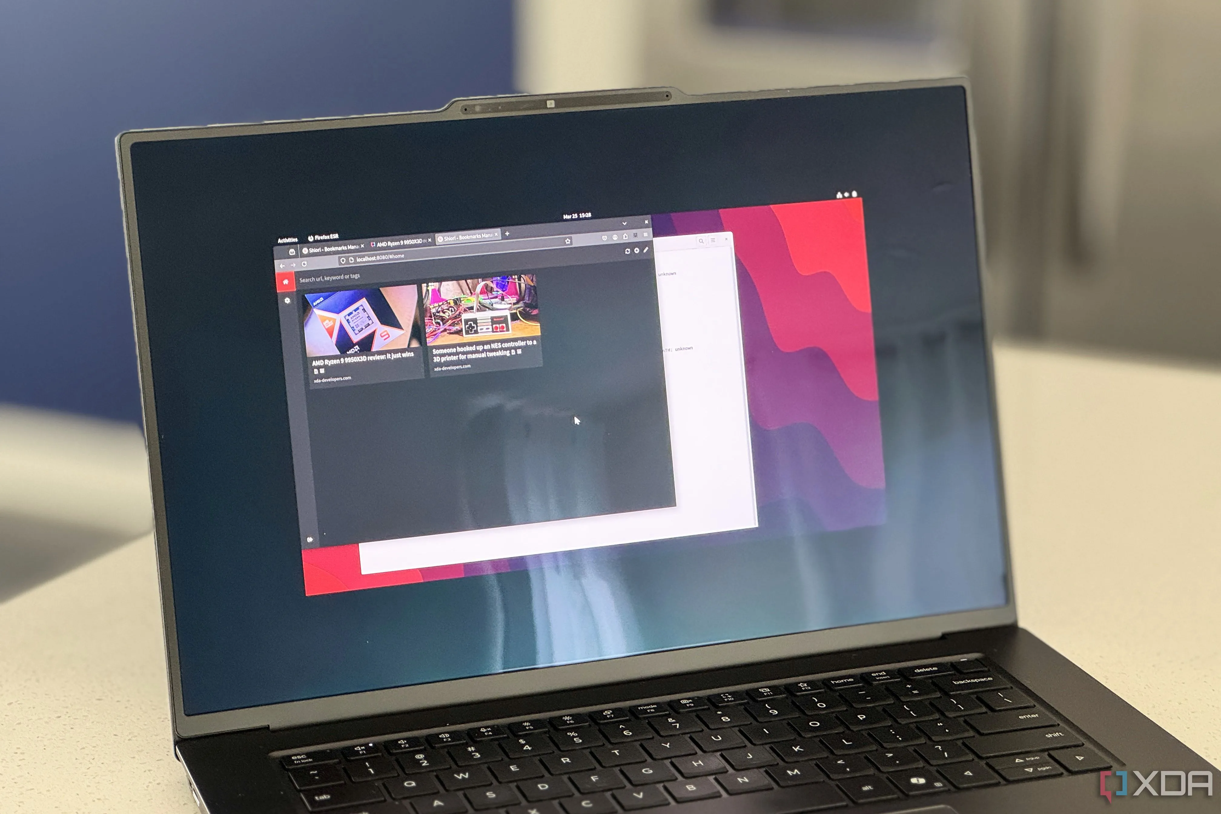 Giao diện web của Shiori đang hoạt động trên màn hình laptop ThinkPad, minh họa cho khả năng tự host bookmark dễ dàng.