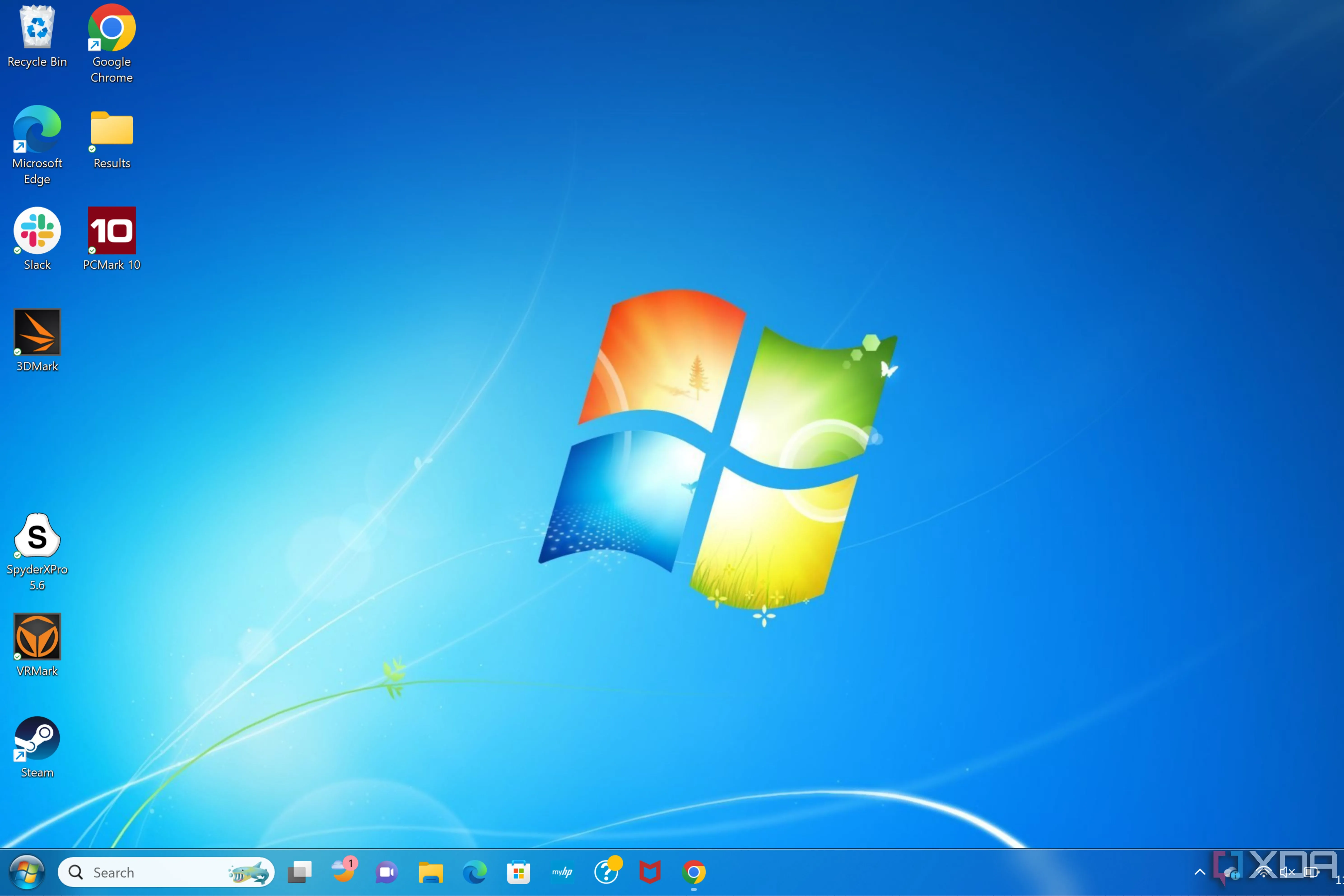 Giao diện Windows 11 được tùy biến với skin của Windows 7 trên máy tính xách tay, thể hiện sự hoài niệm