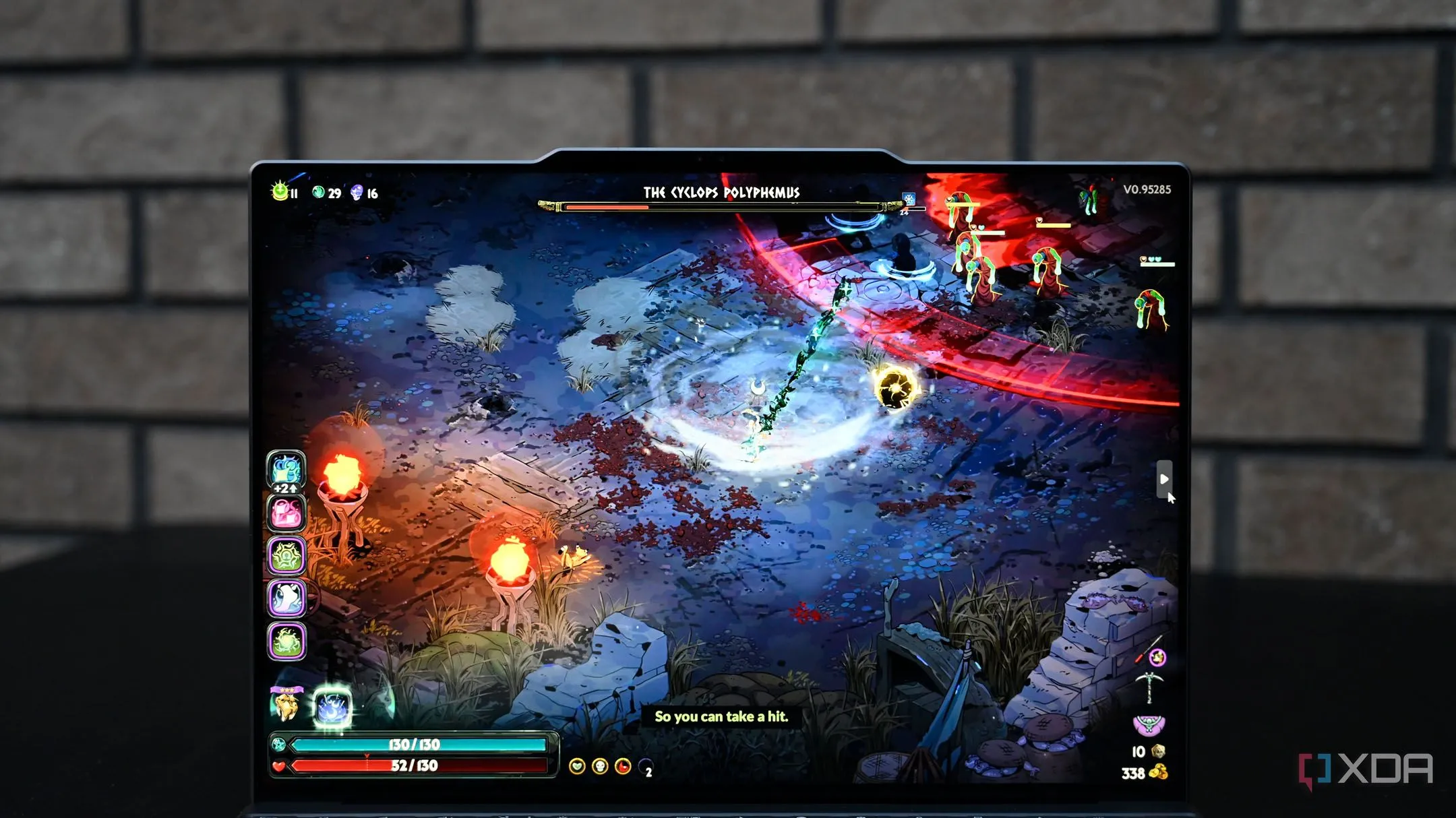 Góc chụp cận cảnh bàn phím máy tính xách tay Lenovo ThinkBook 13x G4 đang chạy tựa game Hades II
