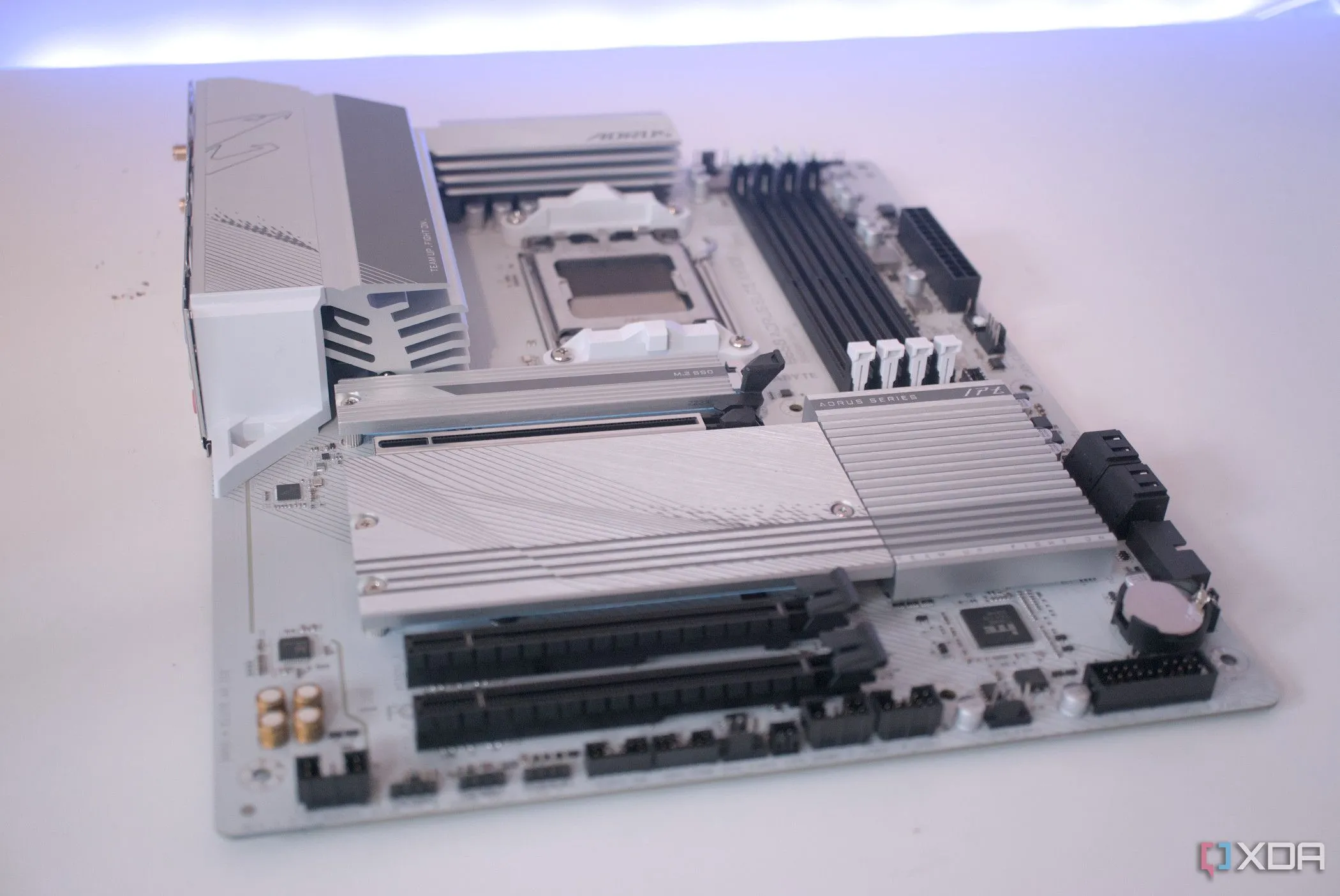 Góc nhìn cận cảnh bo mạch chủ Gigabyte B650 Aorus Elite AX ICE