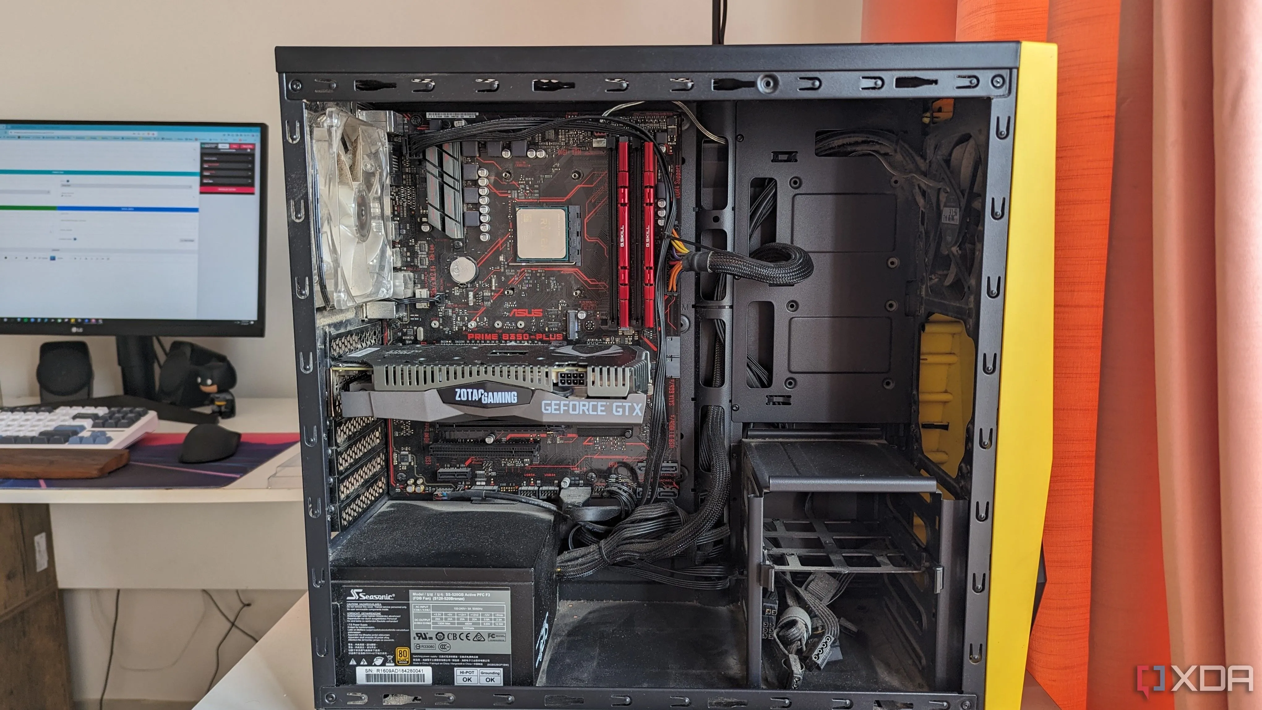 Góc nhìn cạnh bên của một bộ PC gaming đã tháo nắp, cho thấy sự phức tạp của hệ thống dây cáp bên trong.
