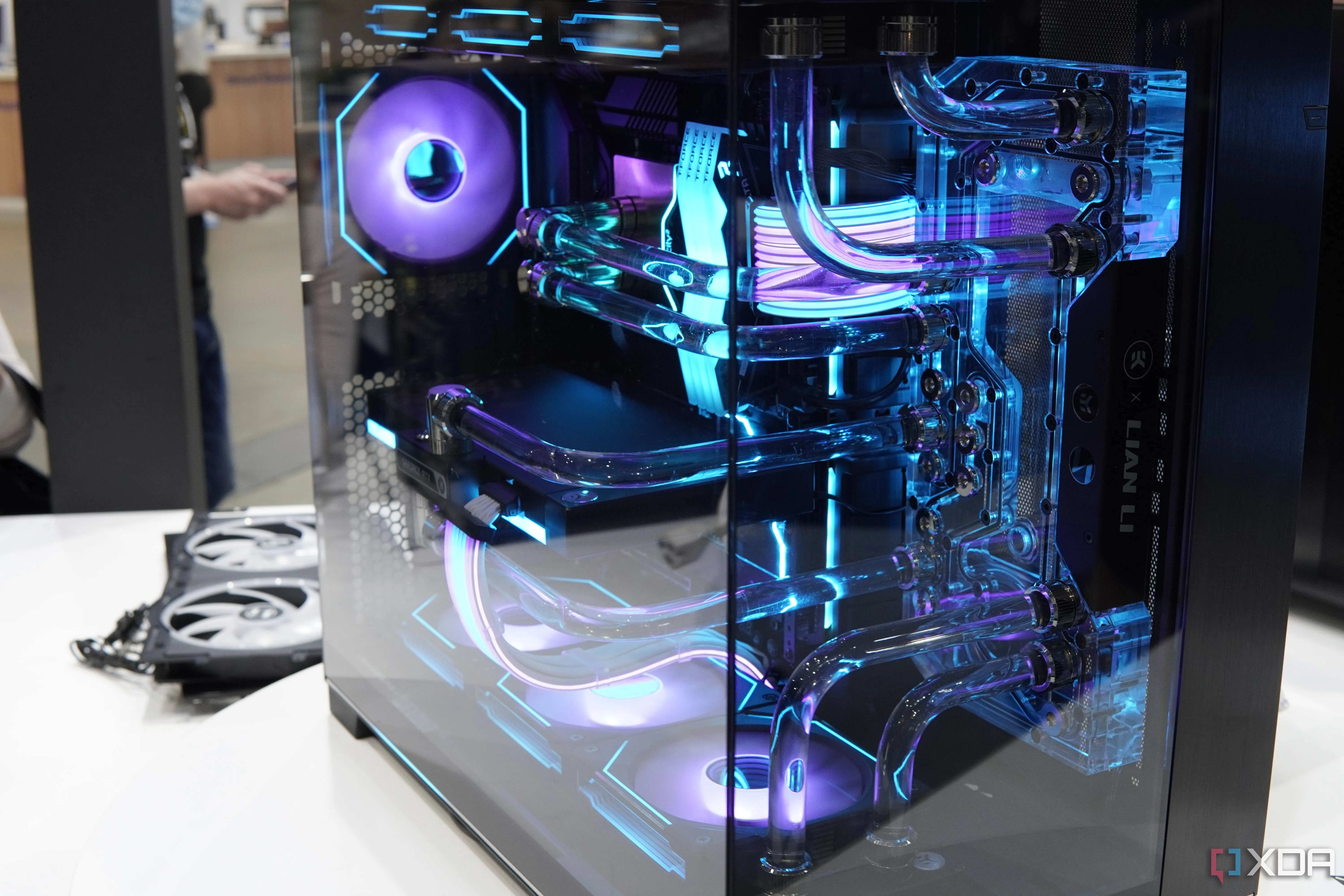 Góc nhìn phía trước của một PC được build bên trong vỏ case Lian Li O11D Evo RGB