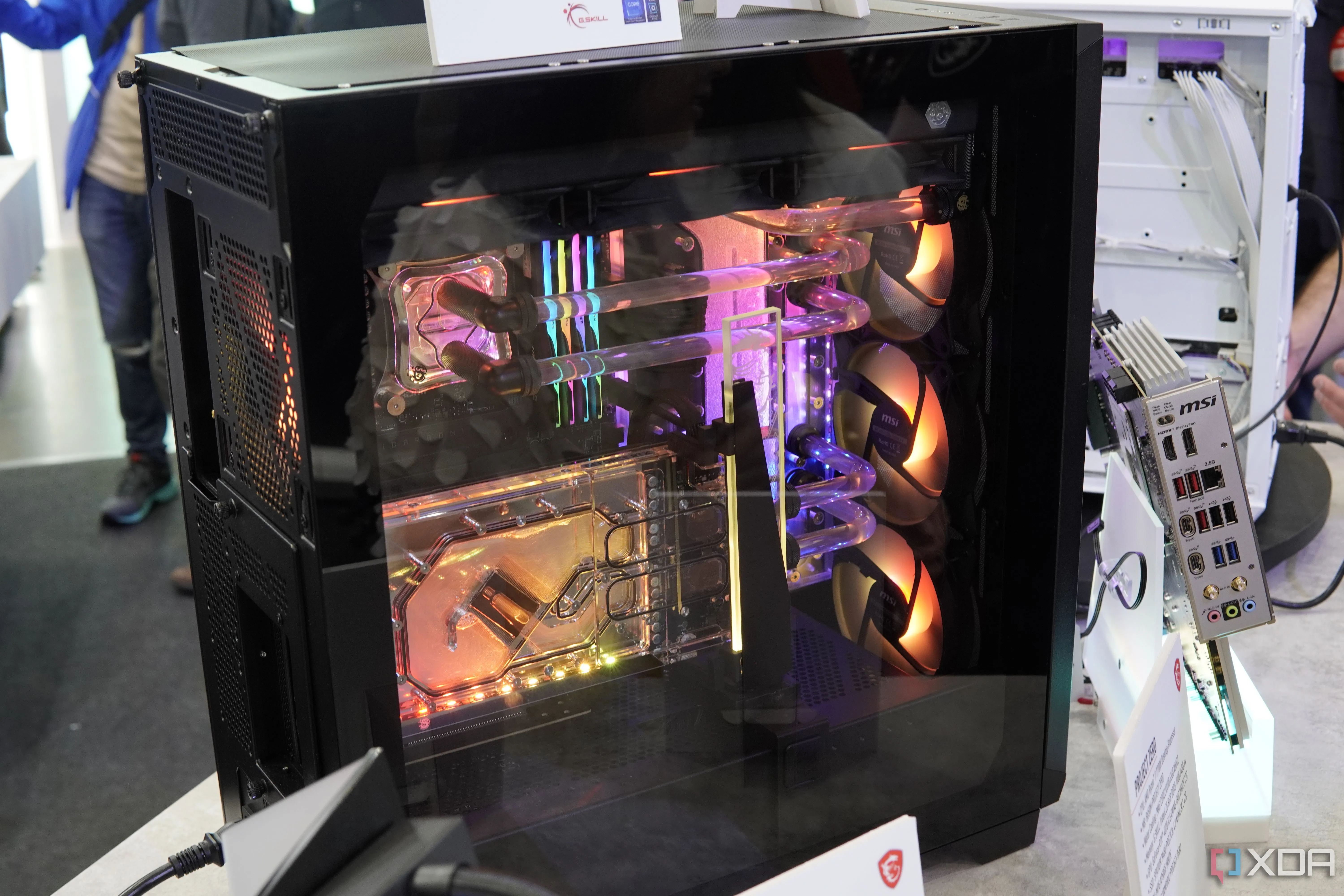 Góc nhìn từ cạnh bên của PC MSI Project Zero với ống tản nhiệt và đèn RGB