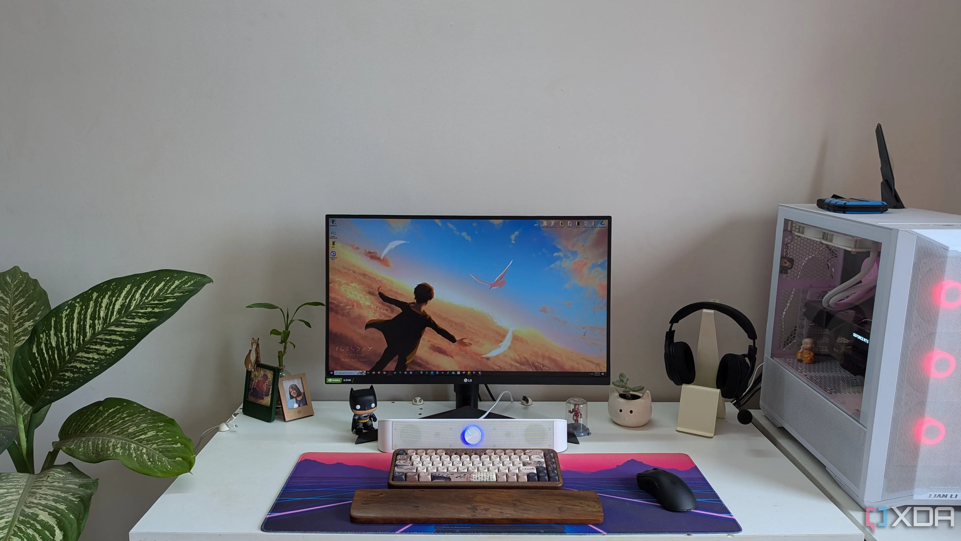 Góc setup PC gaming với máy tính, màn hình và các phụ kiện trên bàn