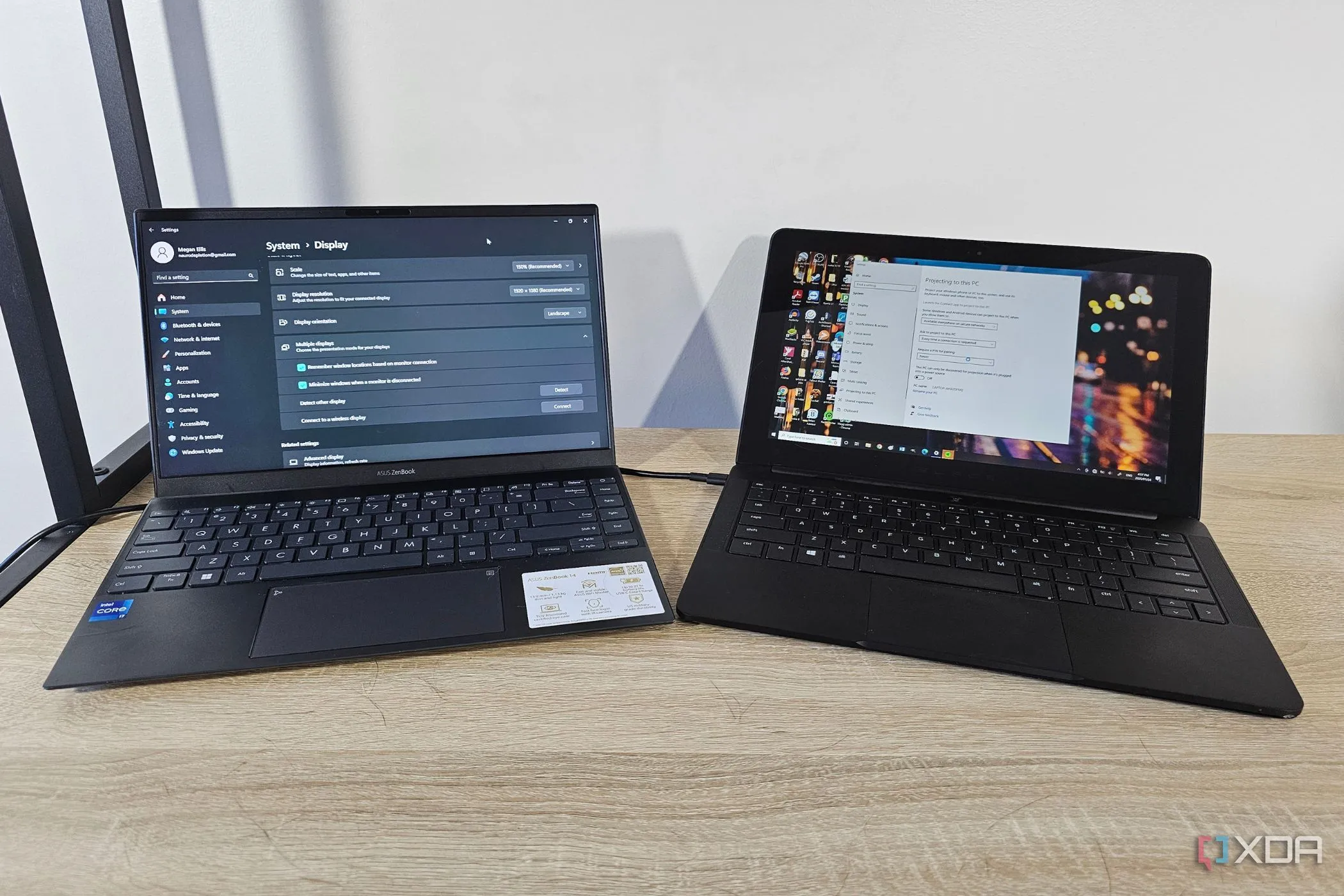 Hai laptop làm việc trên bàn, tượng trưng cho khả năng truy cập không gián đoạn các dịch vụ self-hosted được bảo vệ bởi Proxmox High Availability.