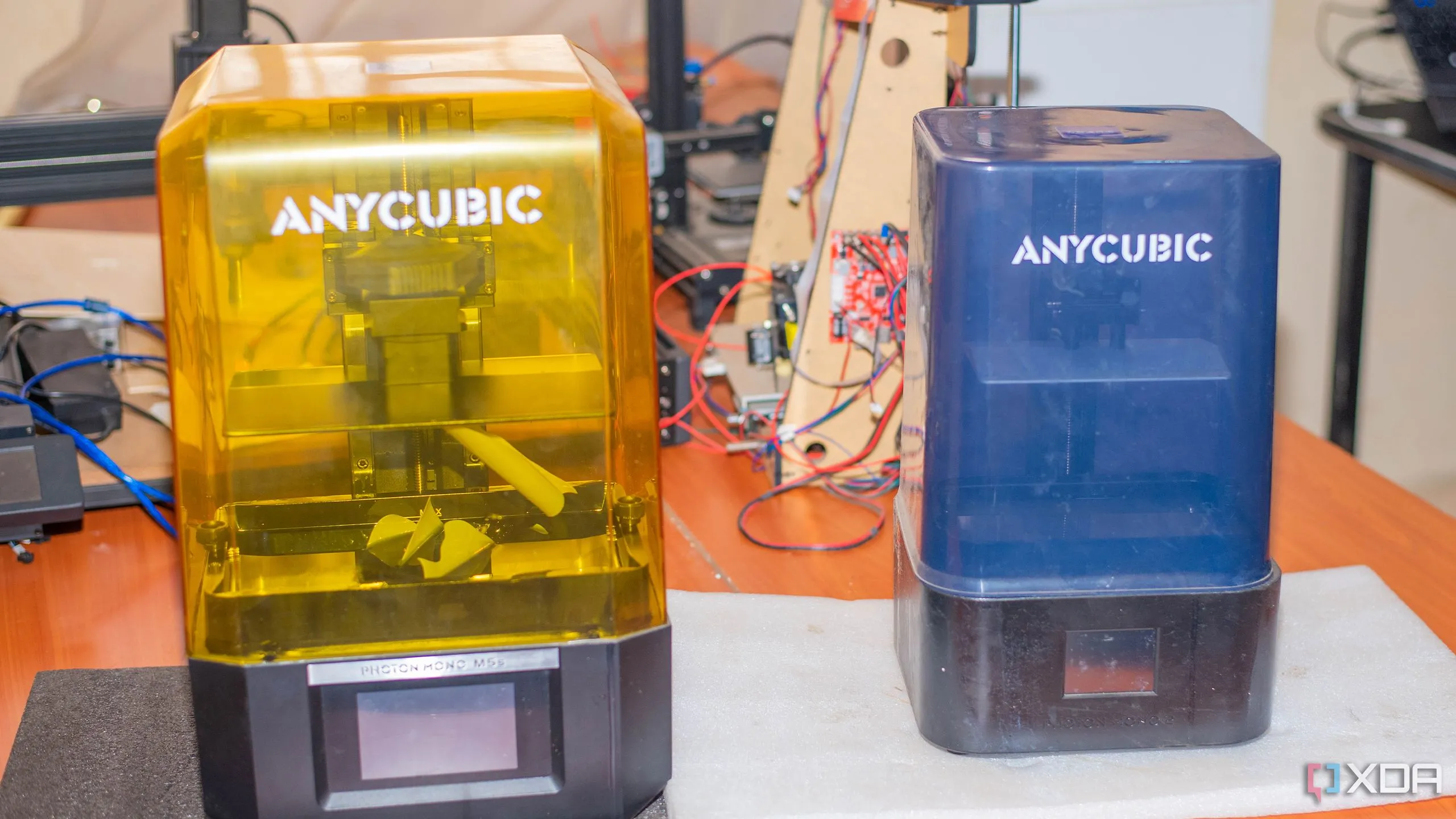 Hai máy in 3D Anycubic trên một chiếc bàn