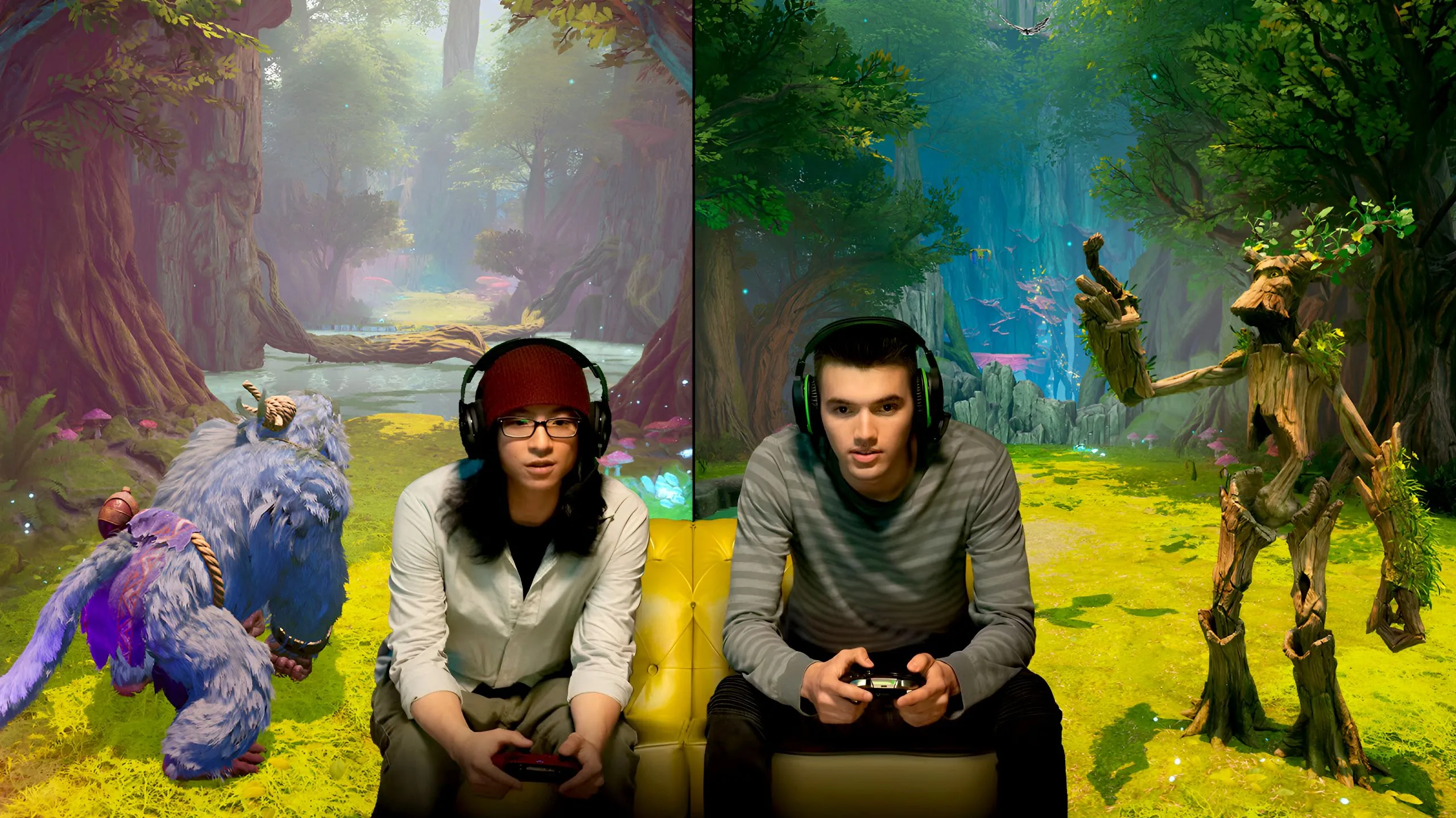 Hai người chơi game cùng nhau trên ghế sofa, gợi ý trải nghiệm co-op cục bộ
