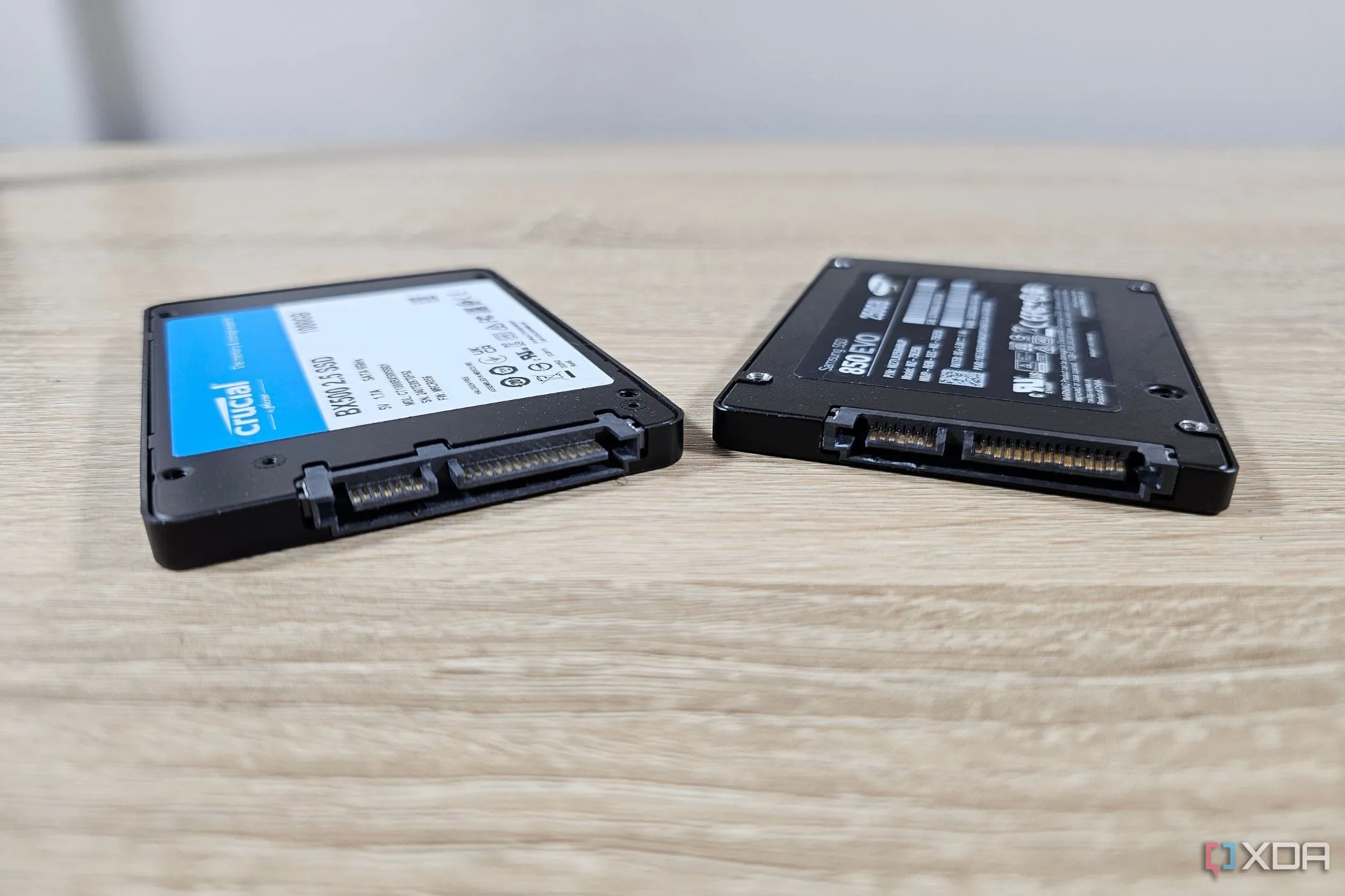 Hai ổ cứng SSD của Samsung và Crucial đặt cạnh nhau