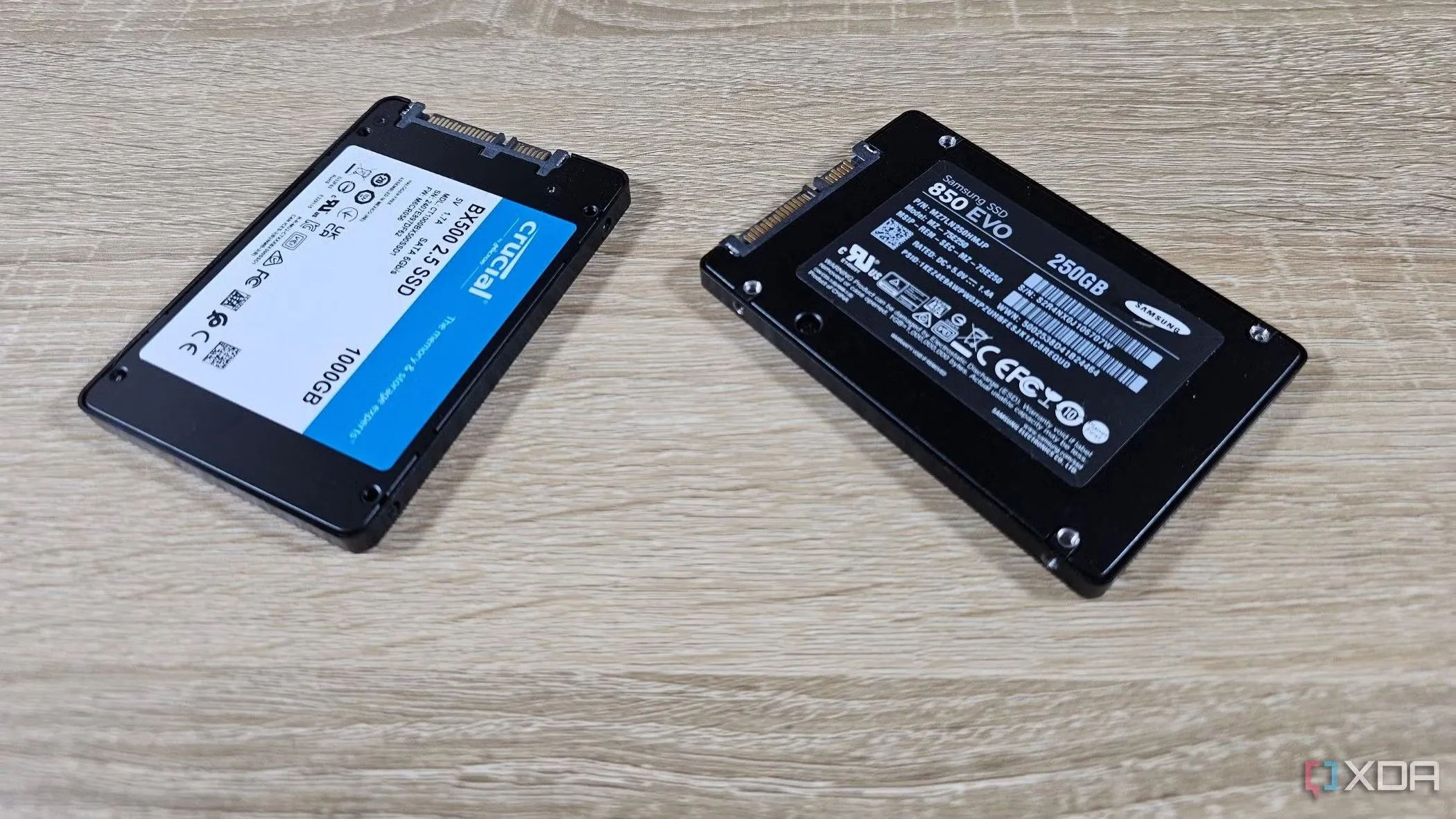 Hai ổ cứng SSD dân dụng Crucial và Samsung trên bàn