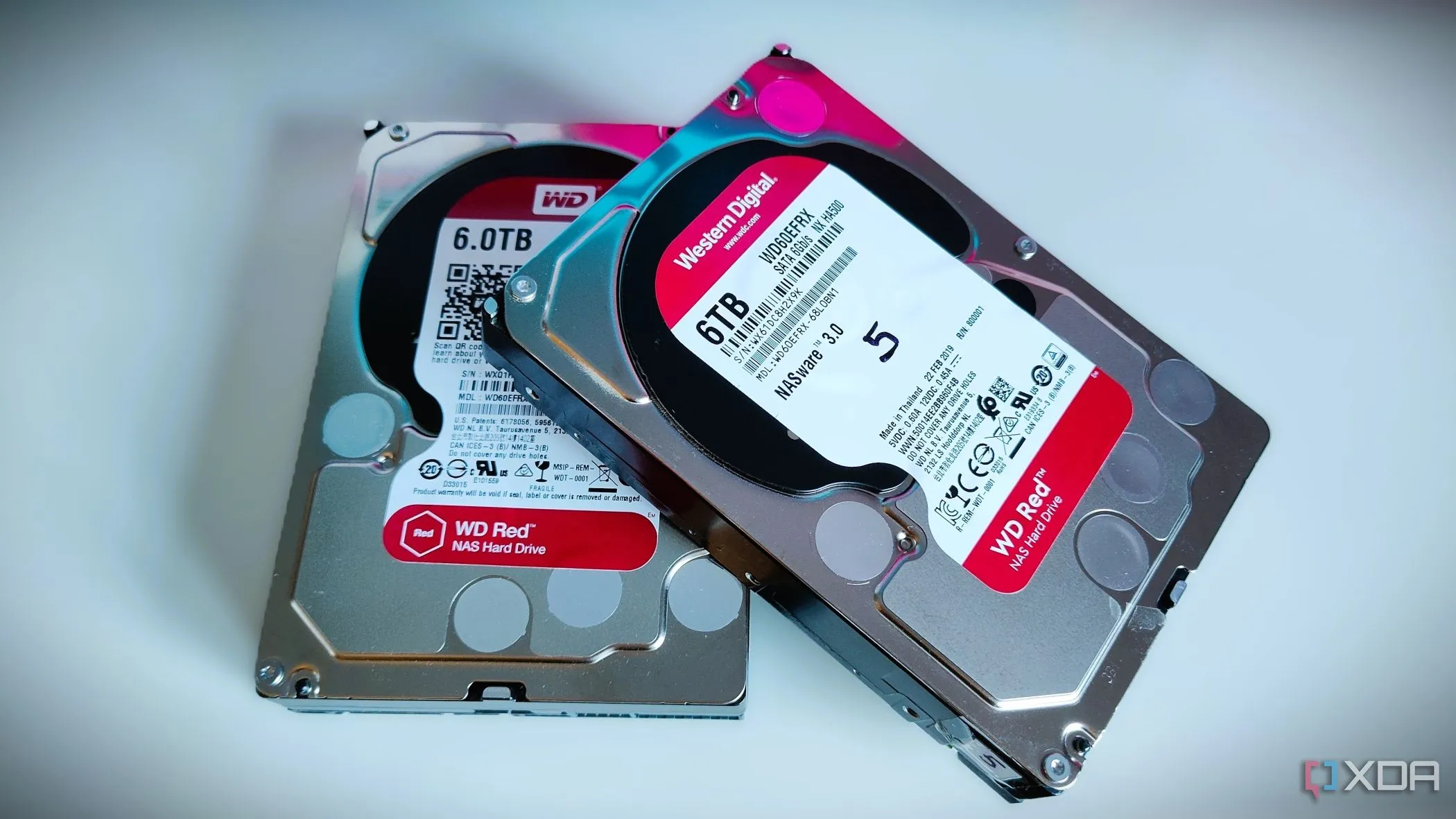Hai ổ cứng SSD và HDD đặt cạnh nhau