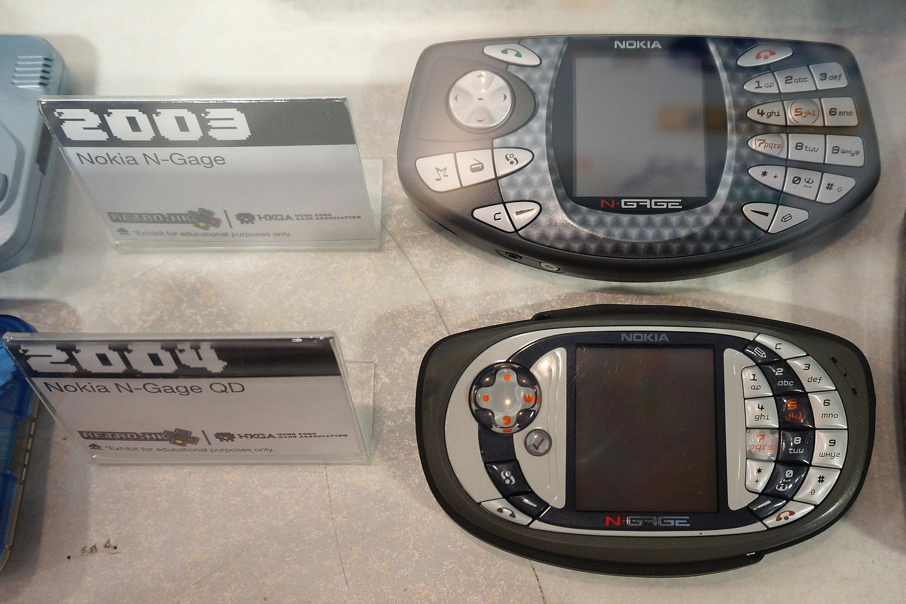 Hai phiên bản điện thoại chơi game Nokia N-Gage và N-Gage QD với thiết kế &quot;điện thoại taco&quot; độc đáo