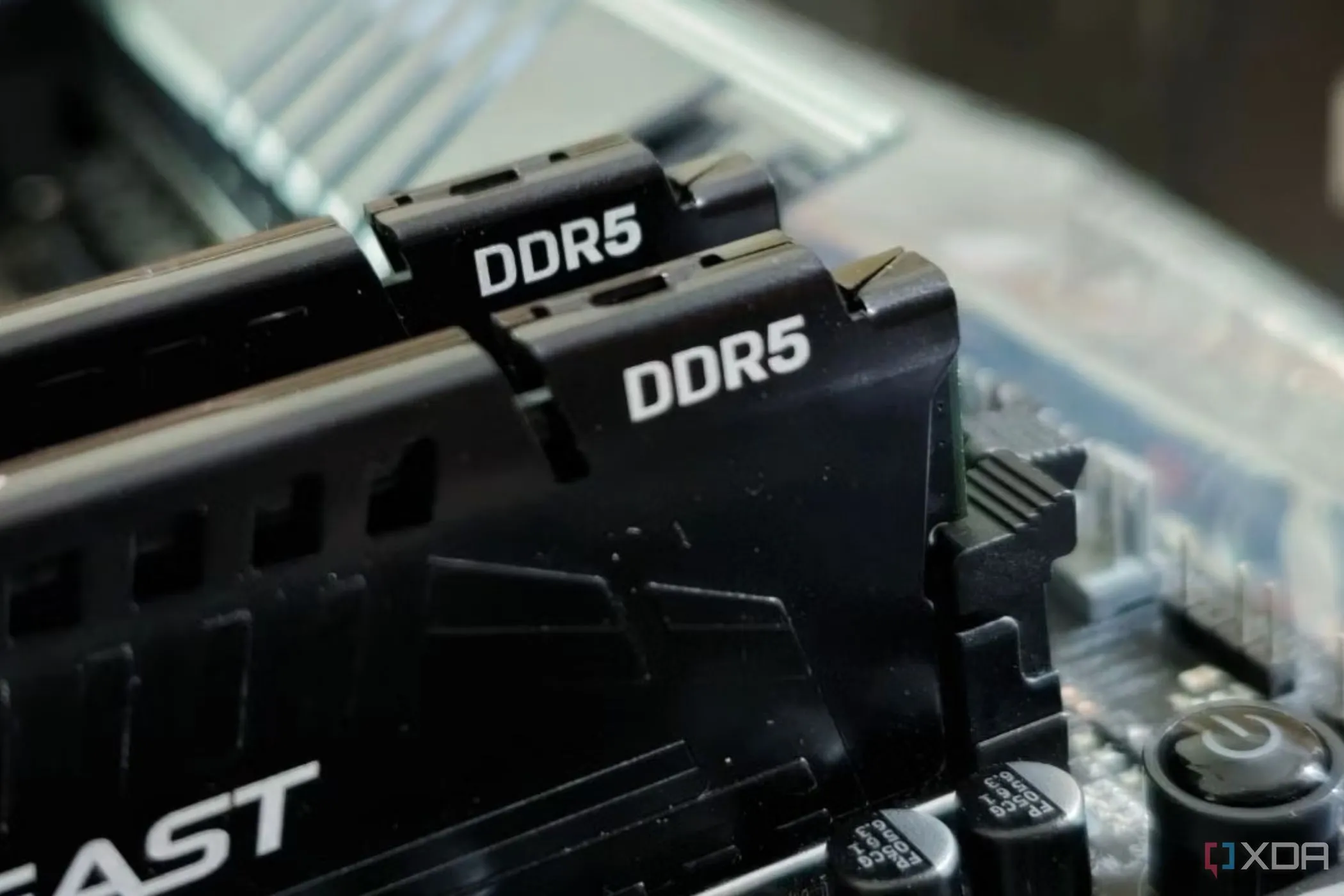 Hai thanh RAM DDR5 được lắp trên bo mạch chủ, thể hiện tầm quan trọng của RAM