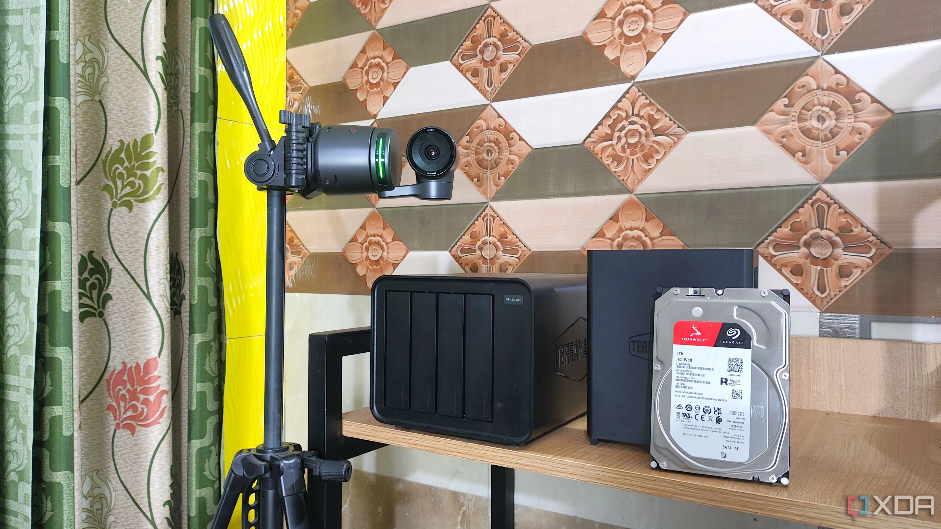 Hệ thống camera giám sát Obsbot và thiết bị NAS TerraMaster, minh họa cho tải ghi dữ liệu liên tục