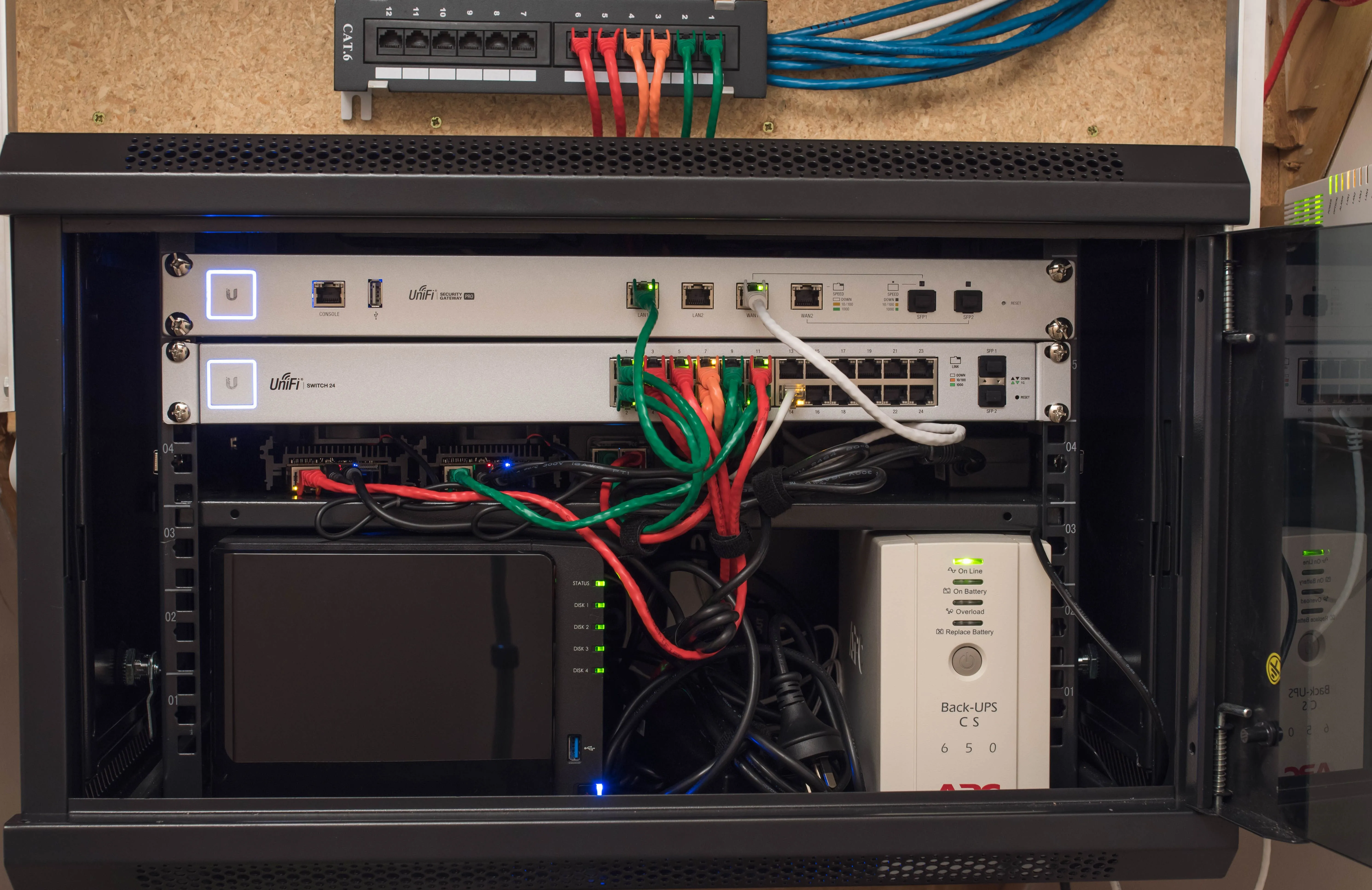 Hệ thống home lab nhỏ gọn được lắp đặt trong khung rack-mount chuyên nghiệp