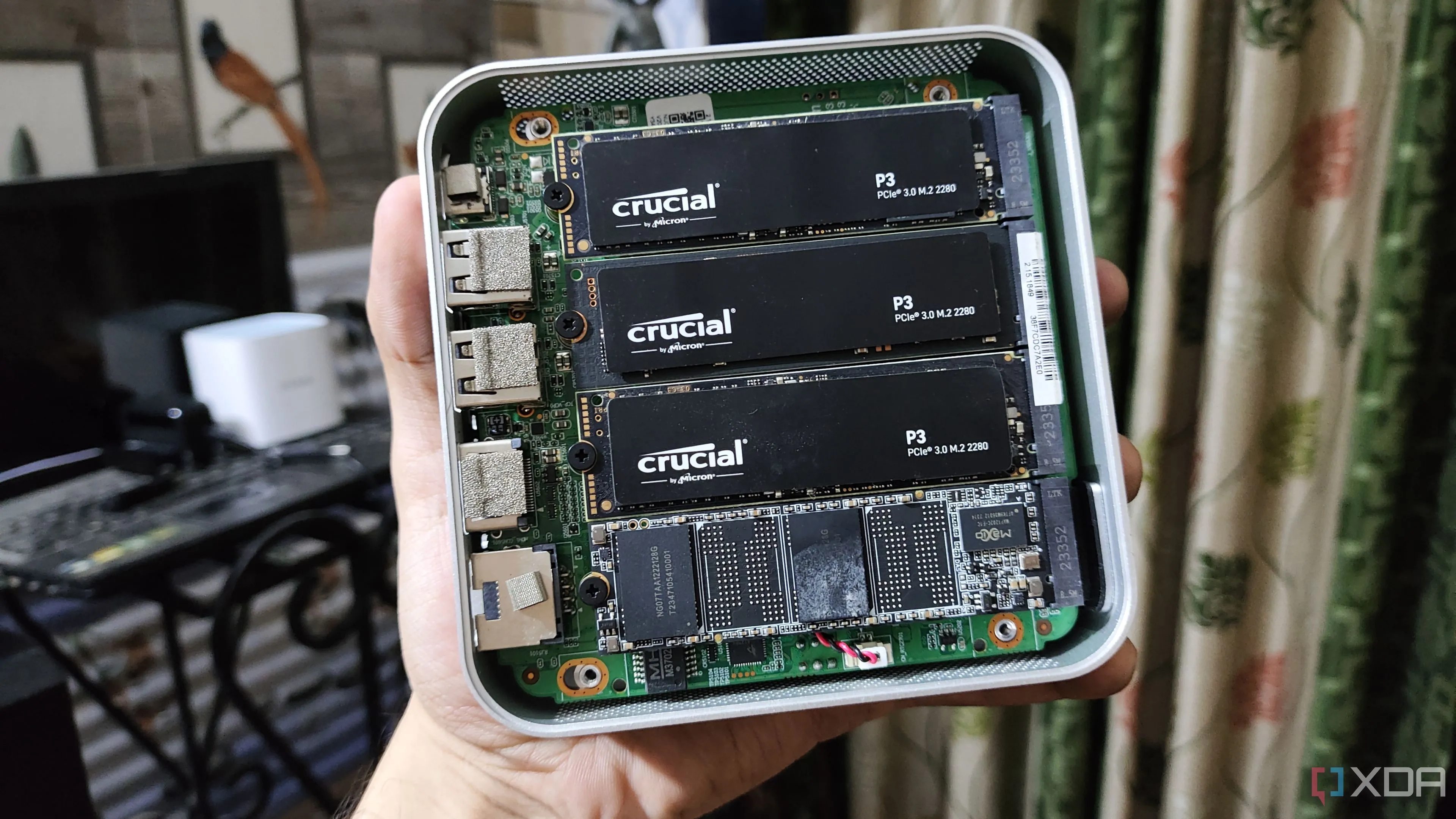 Hệ thống NAS Aiffro với bốn ổ SSD được lắp đặt, minh họa các loại bộ nhớ SSD