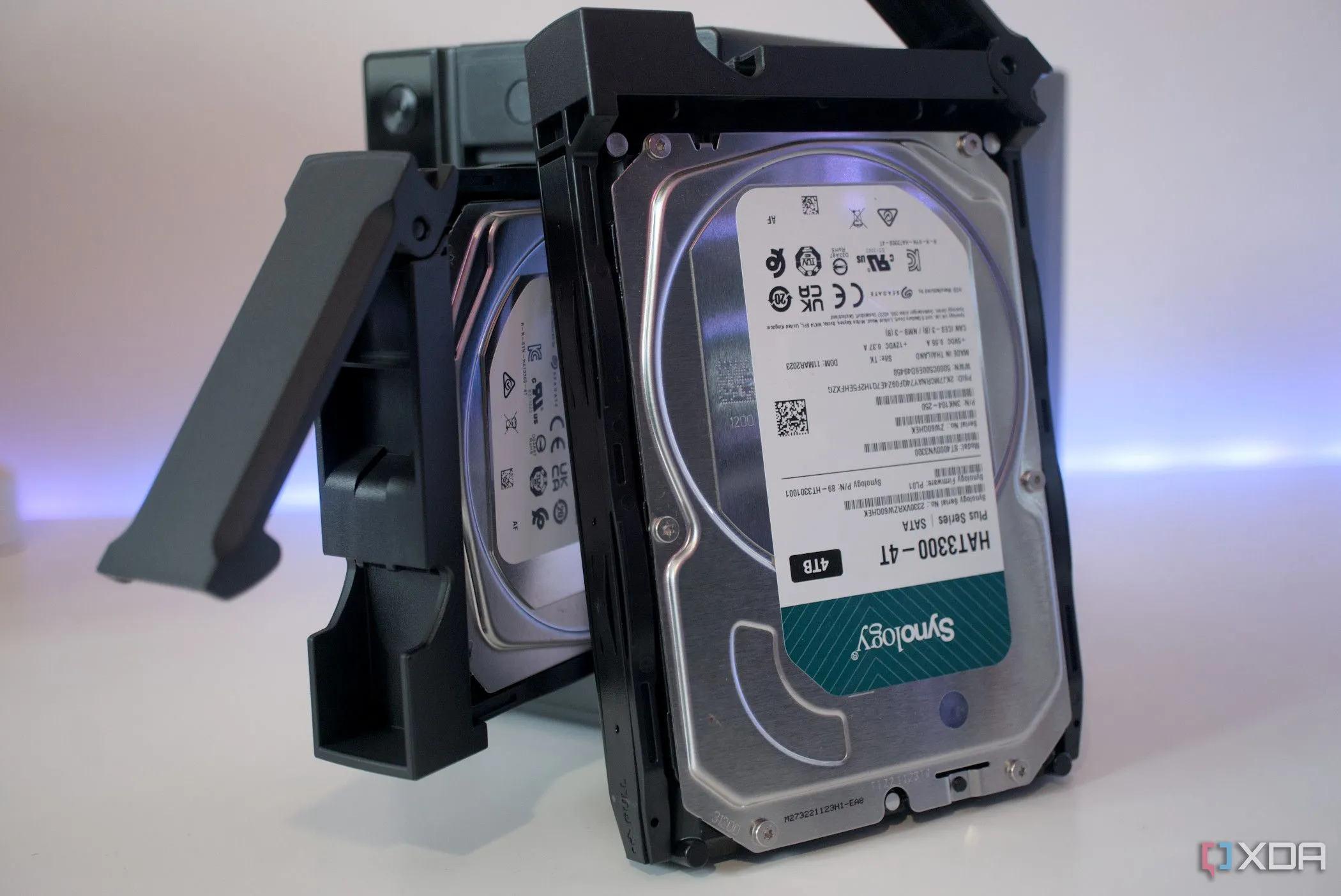 Hệ thống NAS Asustor Drivestor 2 Pro Gen2 (AS3302T v2) với các khay ổ đĩa, giải pháp lý tưởng cho việc sao lưu dữ liệu tự lưu trữ