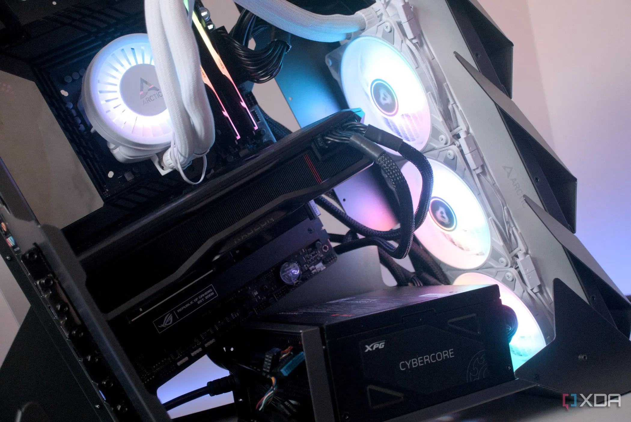 Hệ thống PC gaming sử dụng vỏ case Vetroo K1 Pangolin đang hoạt động