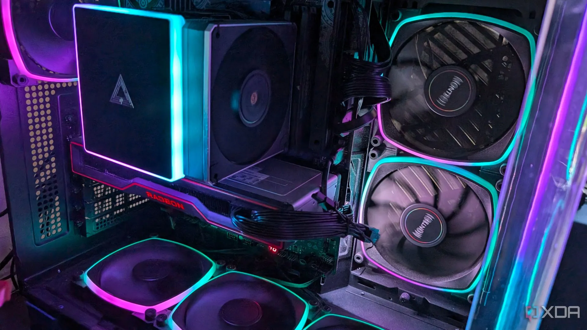 Hệ thống PC gaming với ánh sáng RGB rực rỡ và card đồ họa AMD