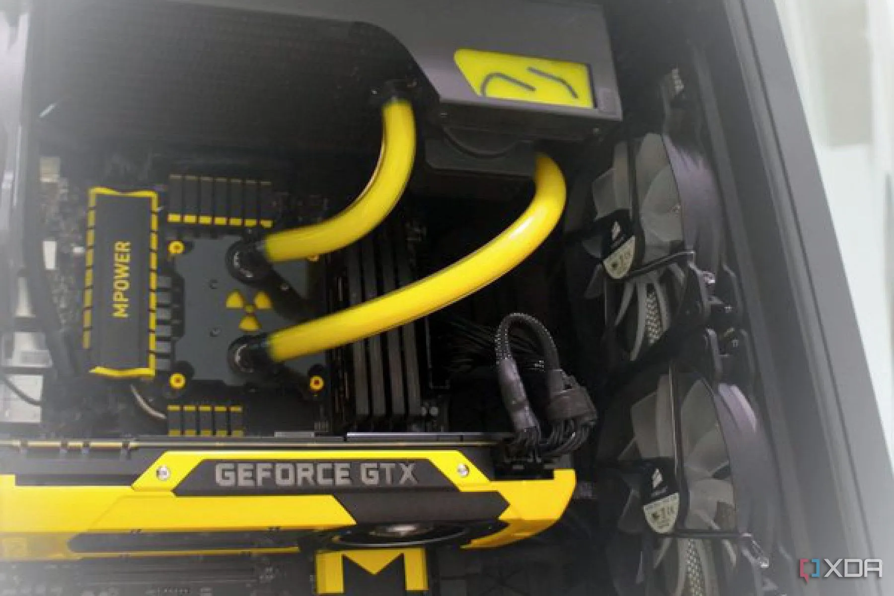 Hệ thống PC gaming với tản nhiệt AIO và tông màu vàng đen nổi bật