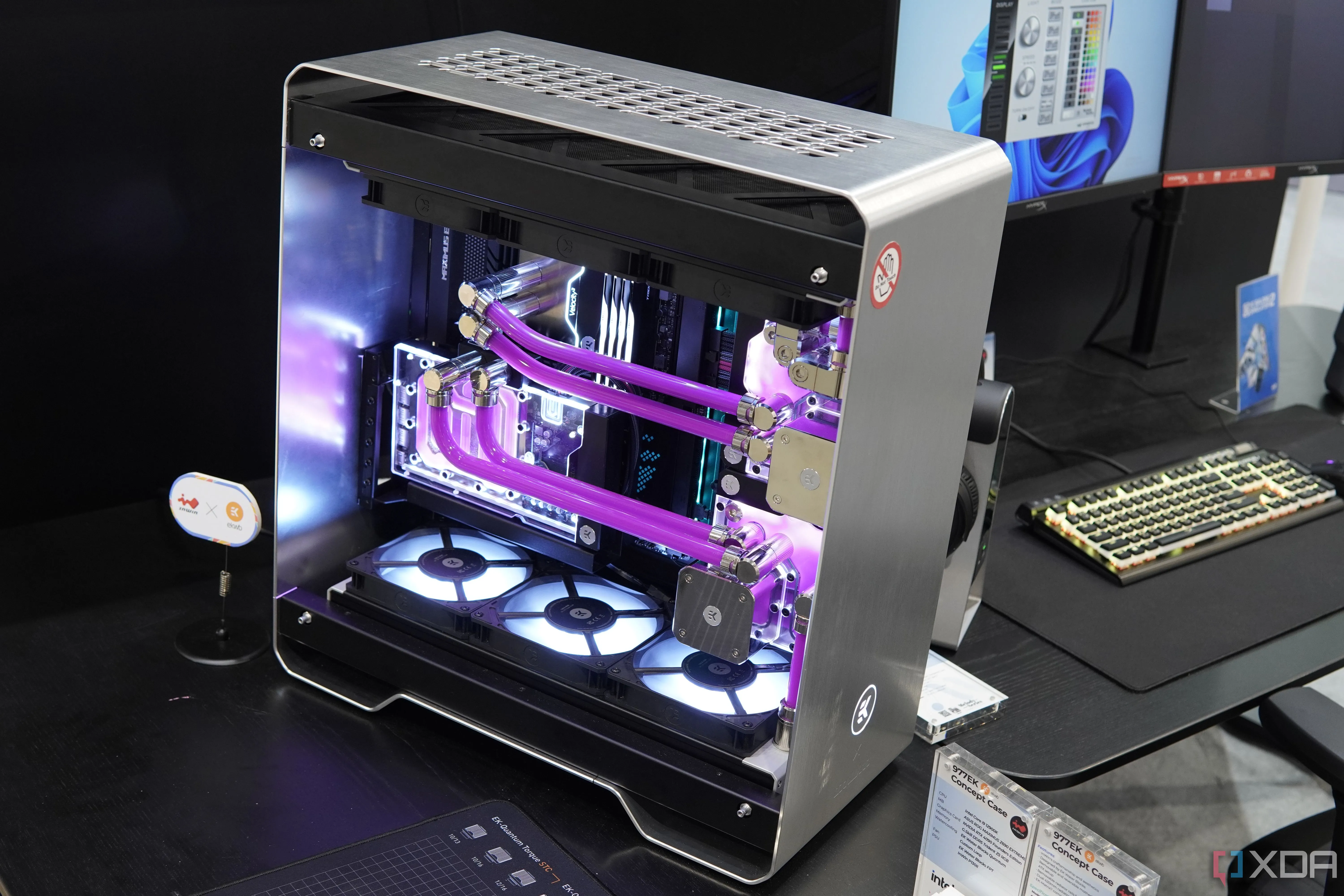 Hệ thống PC InWin 977EK với hai vòng tản nhiệt nước màu hồng
